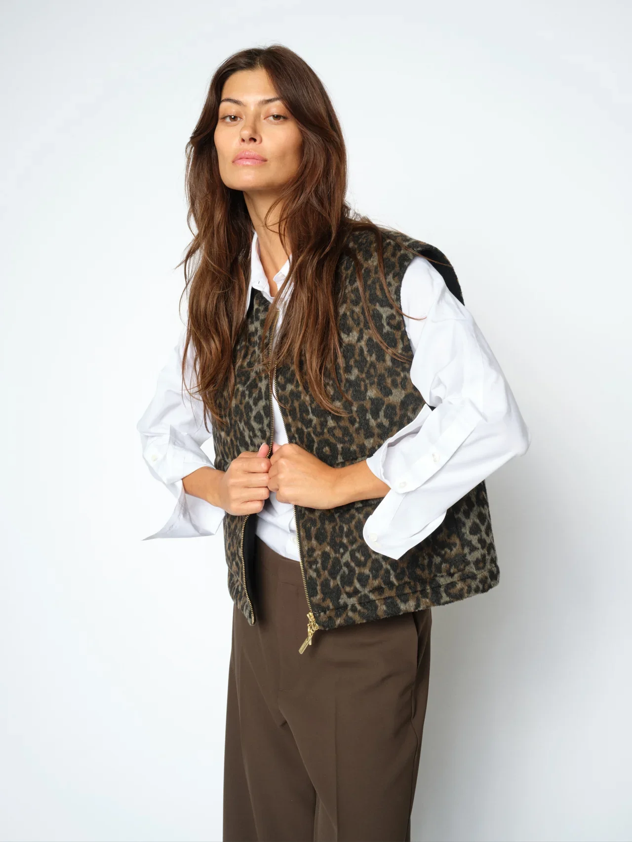 181440801MMEliseLeoVestBlack-166670160MMLeyaMileyPantDelicioso-182350101MMWinolaCottonTwilShirtWhite_1.jpg.webp