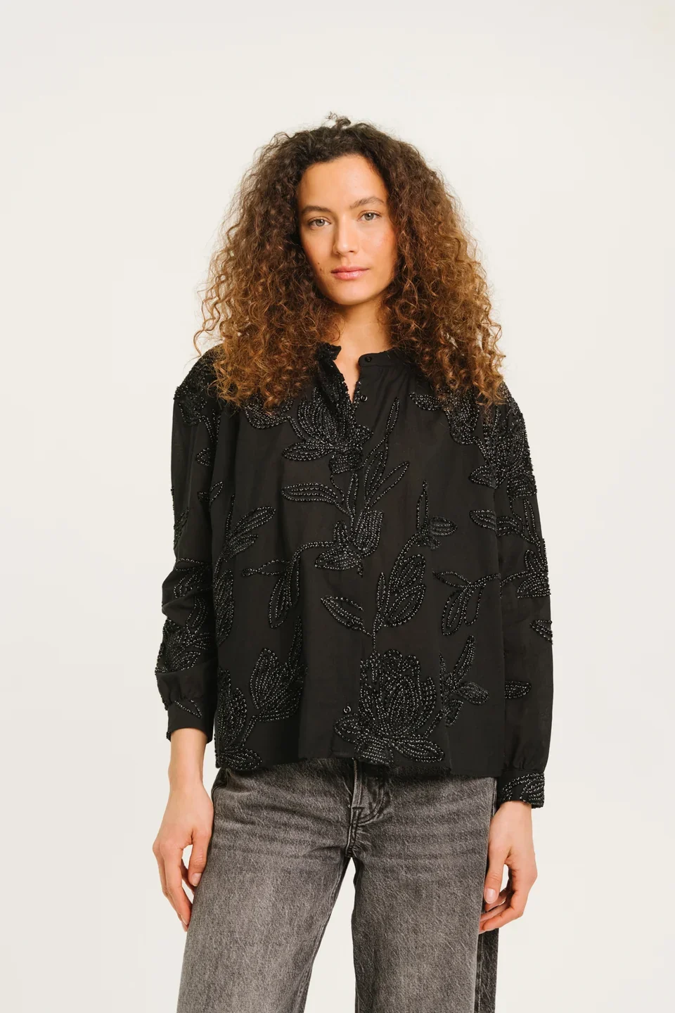 sirene-sacrécouer-black-embroidered-shirt-ella1.jpg.webp
