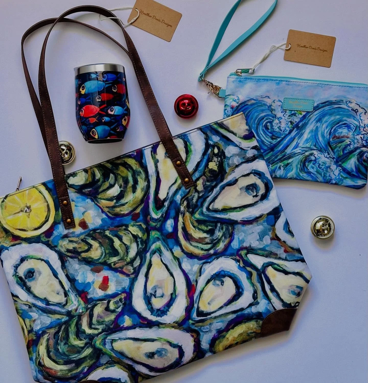I feel like it is officially shopping season 🎉 &ndash; the countdown is on and if you&rsquo;re looking for unique gifts, I&rsquo;ve got them! 

📷 Pictured here is my Oyster travel tote, Wave wristlet pouch and my Fish stainless steel wine tumbler. 