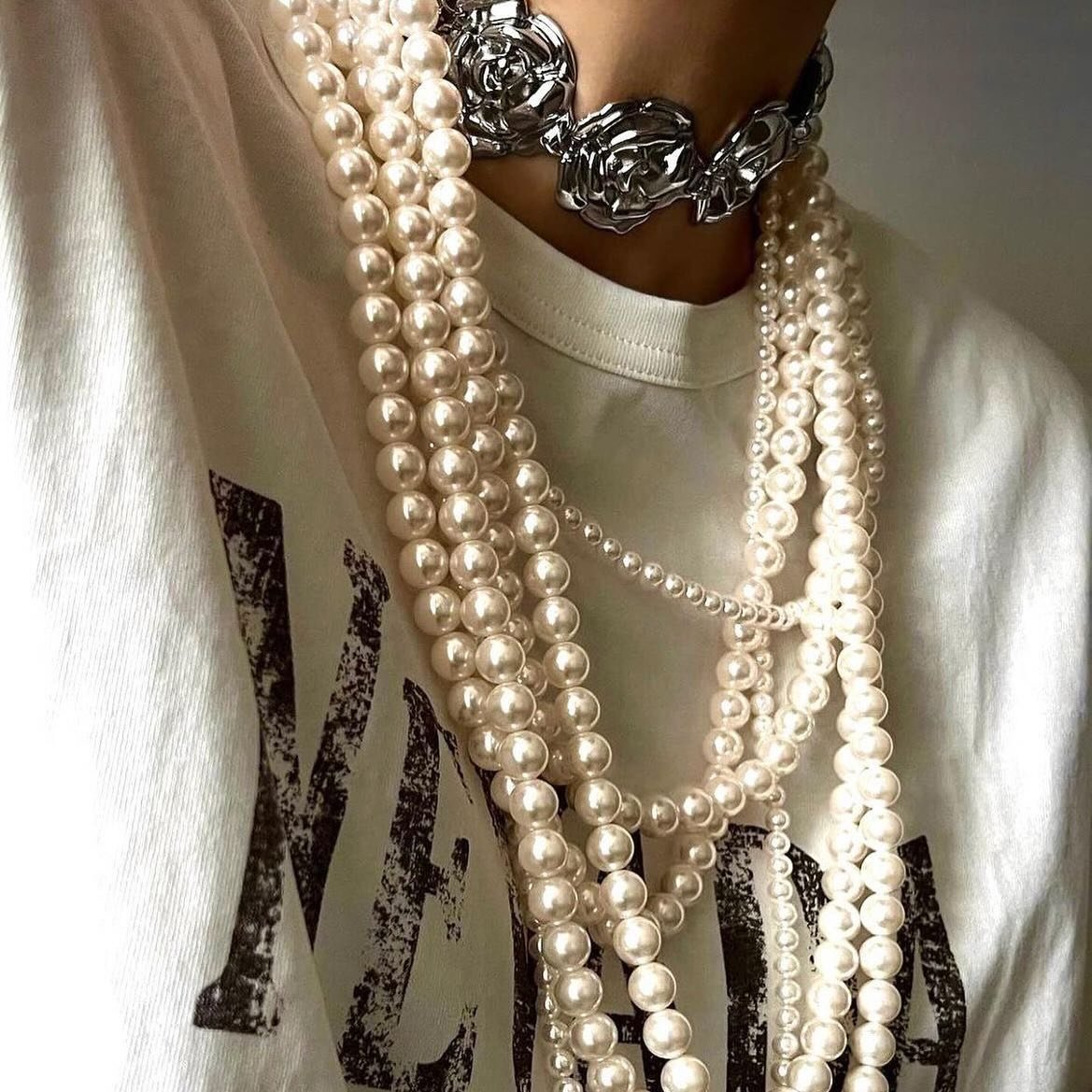Loving this high-low combo of a vintage tee and extravagant pearls 💎 it&rsquo;s almost Friday and this look is on our weekend mood board 🔥

#accessories #highlowfashion #casualoutfit #styleideas #styleinfluencer #styleinspiration #outfitoftheday #o
