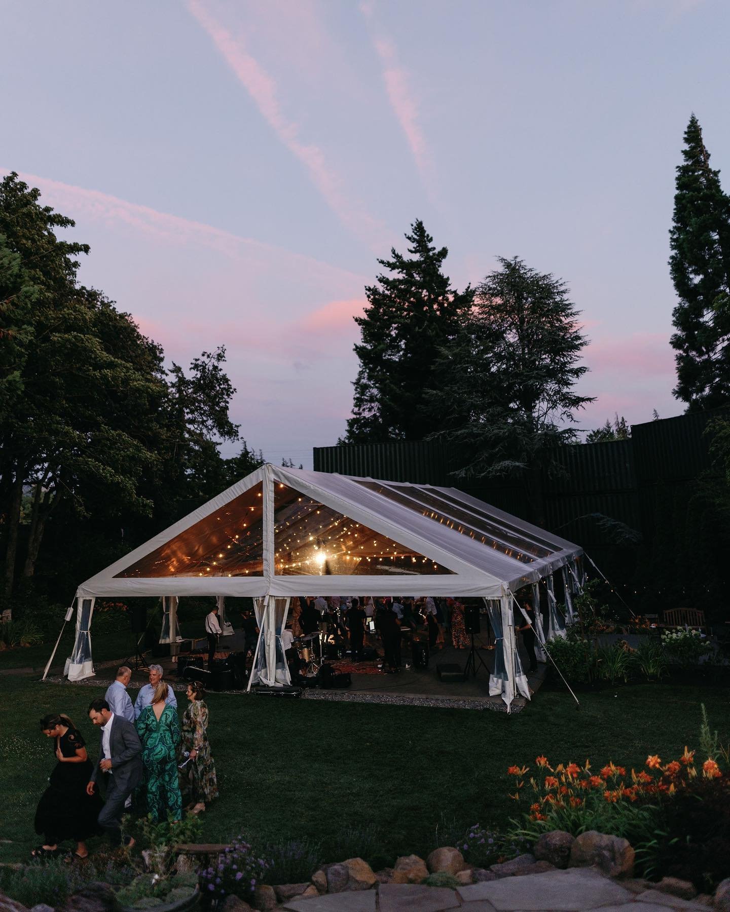 Sunset, clear tent, full band &amp; orange lilies - we&rsquo;d say this night was 12/10 ✨