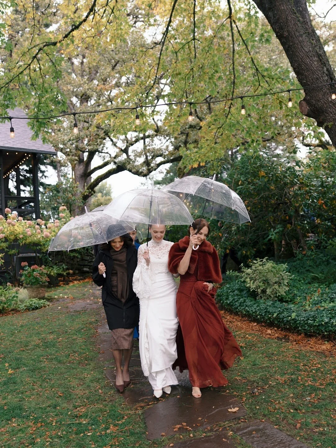 An October wedding for Camille and Alex 🌧️ Autumn turns this place into its own wild little wonderland. The rain itself feels ceremonial. And when the clouds lift and the drizzle softens, you can hear the whole cliffside exhale.