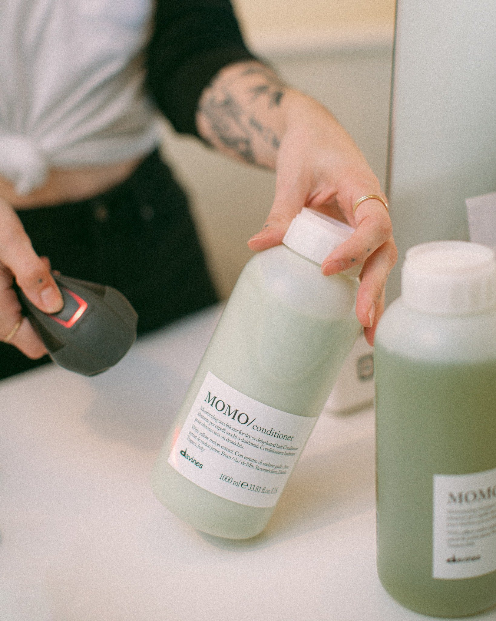 momo 💚

she's perfect for taming dry and dehydrated strands

don't forget to stock up with 20% off any liter of shampoo or conditioner

offer ends june first

#davines #davinesnorthamerica #davinesproducts #davinesprofessional #davinesshampoo #hihon