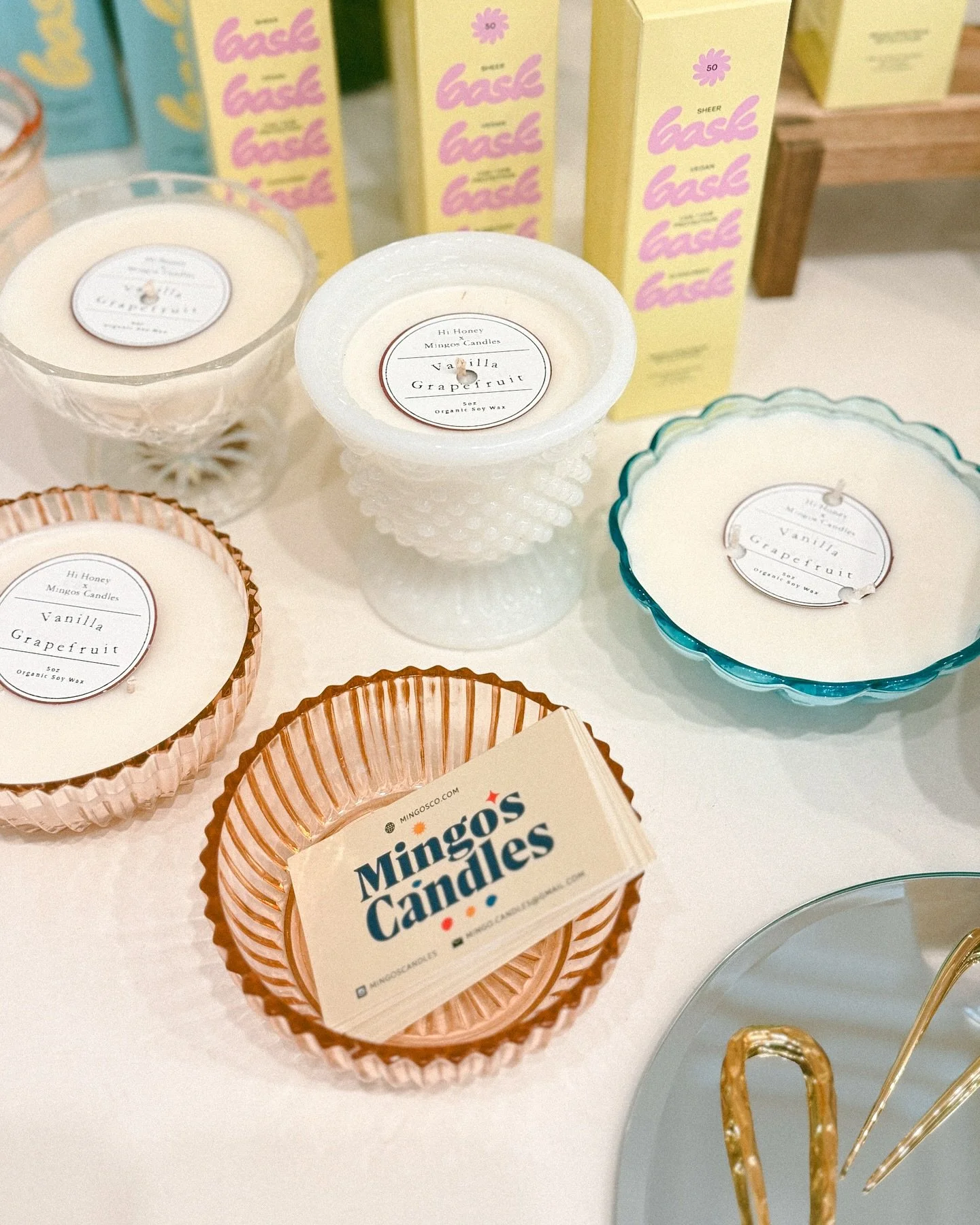our signature scent 🕯️

vanilla, grapefruit, and a nod to the davines dry texture spray we&rsquo;re always using 😉

made with love from @mingoscandles 

available now! 

#hihoneysalon #mingoscandles #vanillacandle #nontoxiccandles #saloncandle #sho