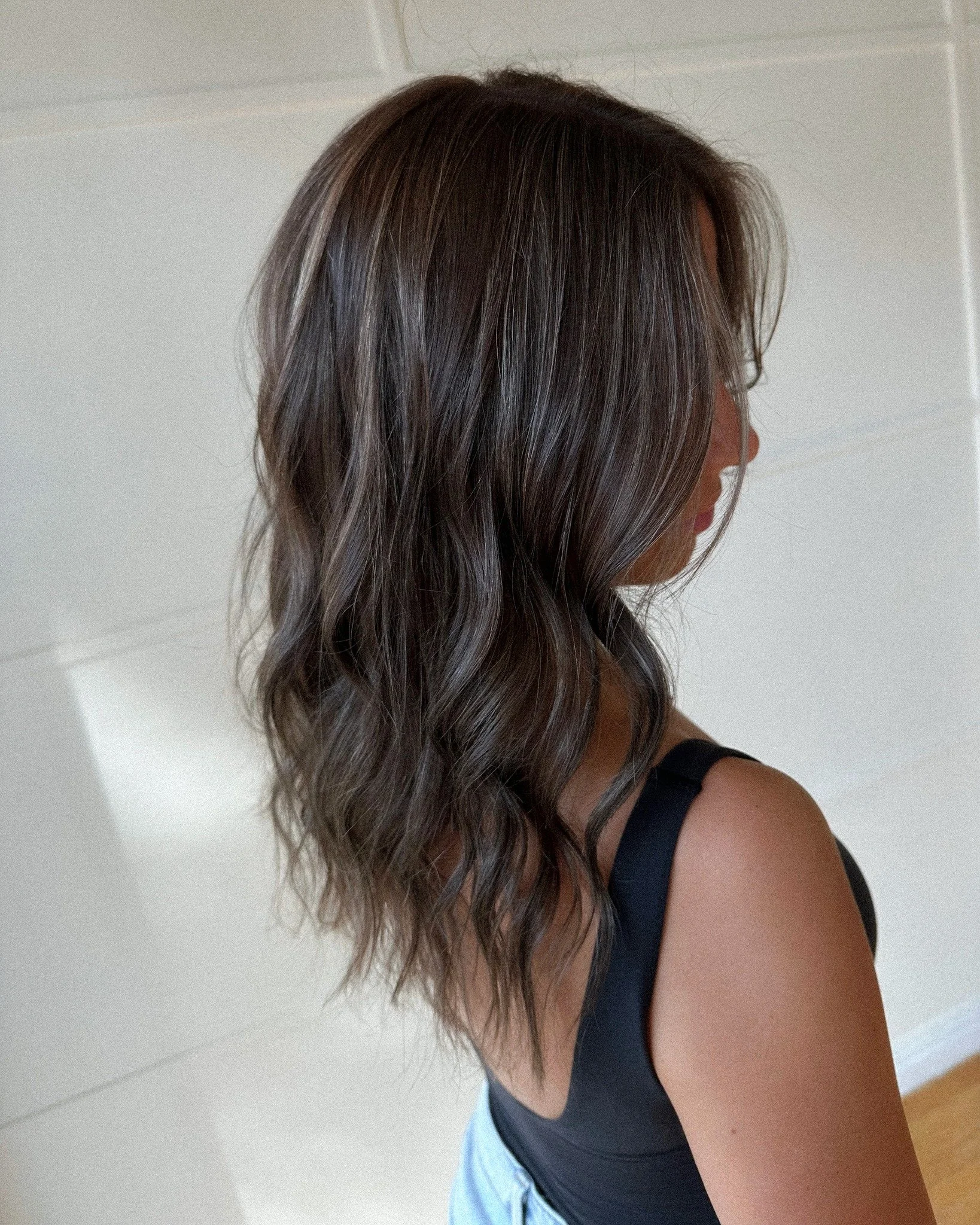 dark + dimensional brunette 🤎

for olivia by shayla

base with 5,18 + 5,0 view
highlights toned with 30g 9,22 / 10g 10,21 / splash of 8,27

#davines #davinesnorthamerica #bismarcknd #davinescolor