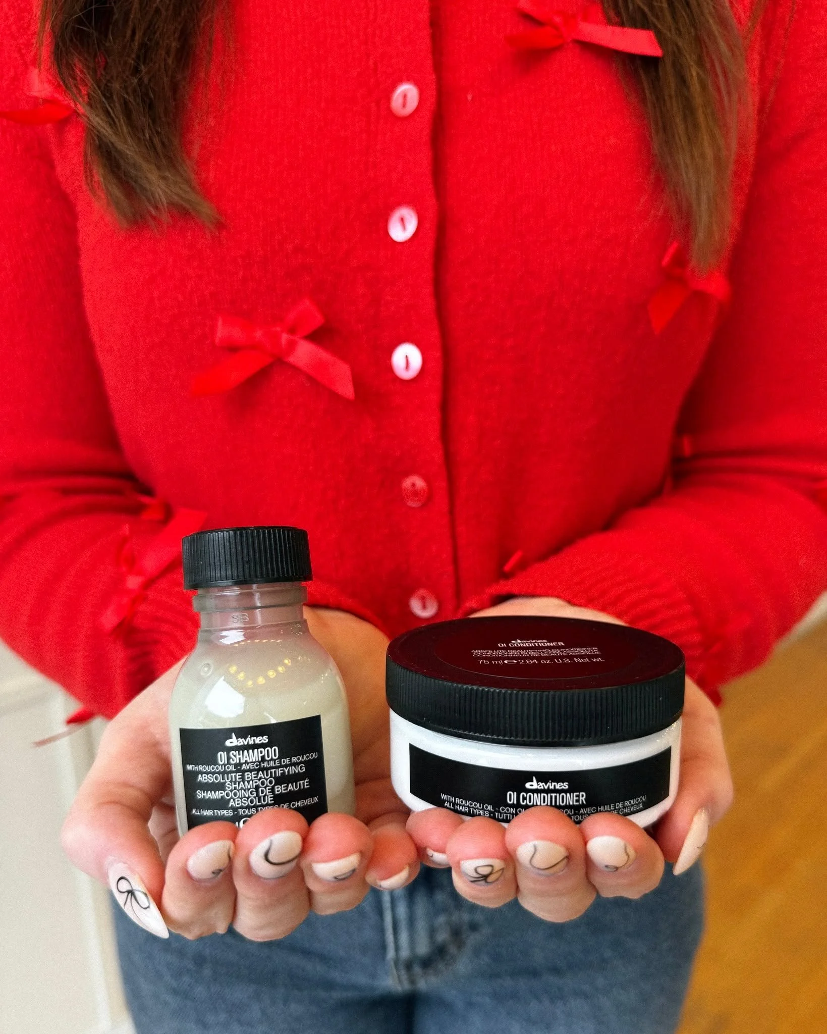 free gift 💛

get a complimentary oi shampoo and conditioner with any purchase

it's kinda the perfect excuse to grab a gift and treat yourself too 😉

offer ends sat 12/13

#hihoneysalon #bismarcksalon #davinesofficial #davinesnorthamerica #davineso