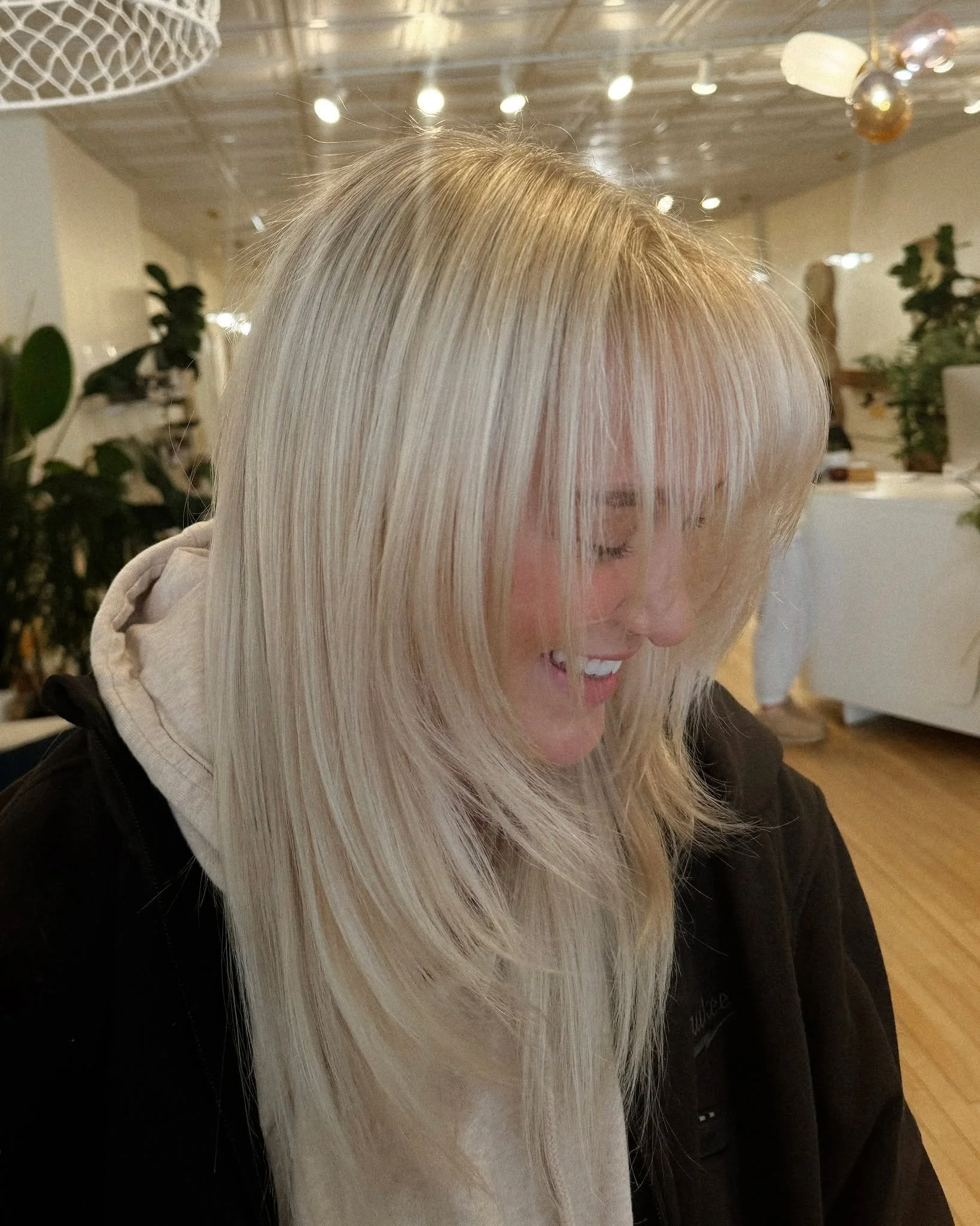 stop it&rsquo;s timea time 👼

full highlight by reagan

#whiteblonde #highlight #blondehighlights #bismarckhair #davinessalon