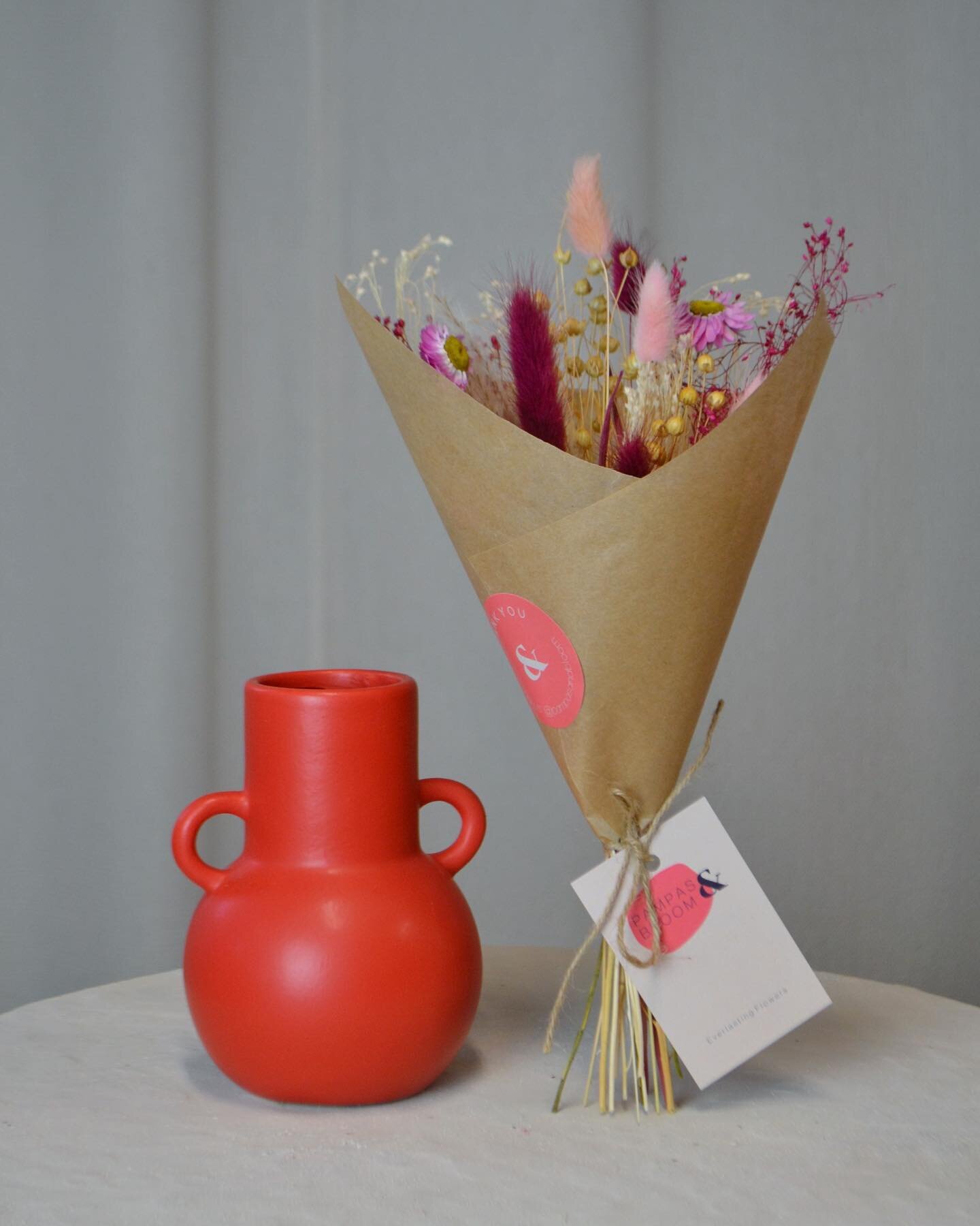 Meet our 𝘓𝘰𝘷𝘦 + 𝘏𝘶𝘨𝘴 Bunch &amp; Vase Giftset! A mixed bunch of gold, cream, pink &amp; red dried flower stems in a ceramic amphora vase 💌 UK wide postage available online now 💘❣️