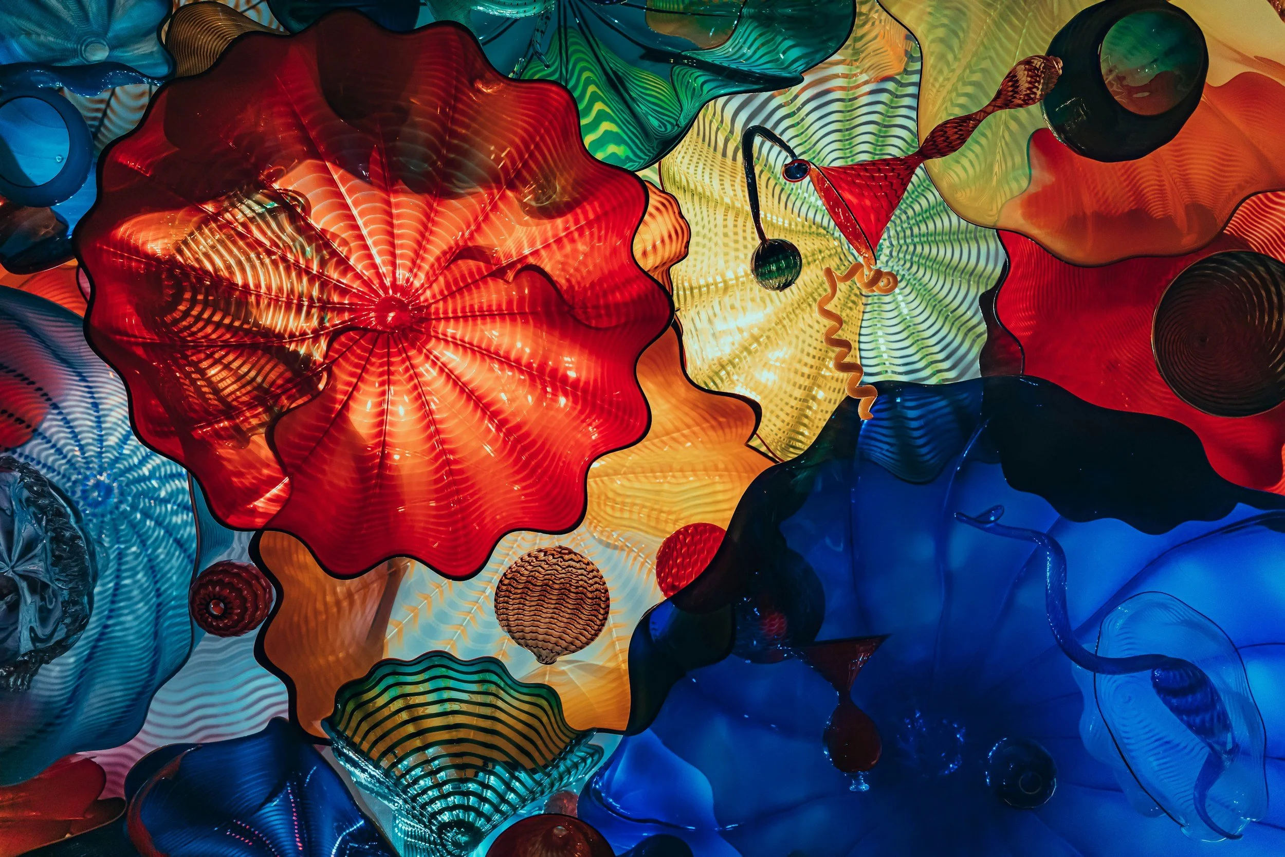 Glass sculpture created by Dale Chihuly using the studio structure that inspires The Tracy Agency's marketing approach