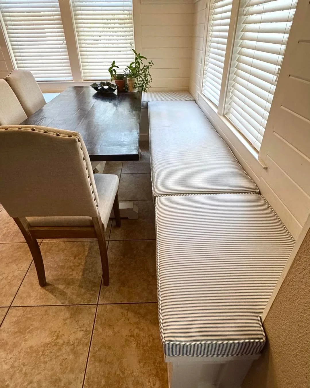 It&rsquo;s always nice to see cushions fit like a glove.

#cozygiraffe #customsewing #benchcushion #benchcushions #customworkroom