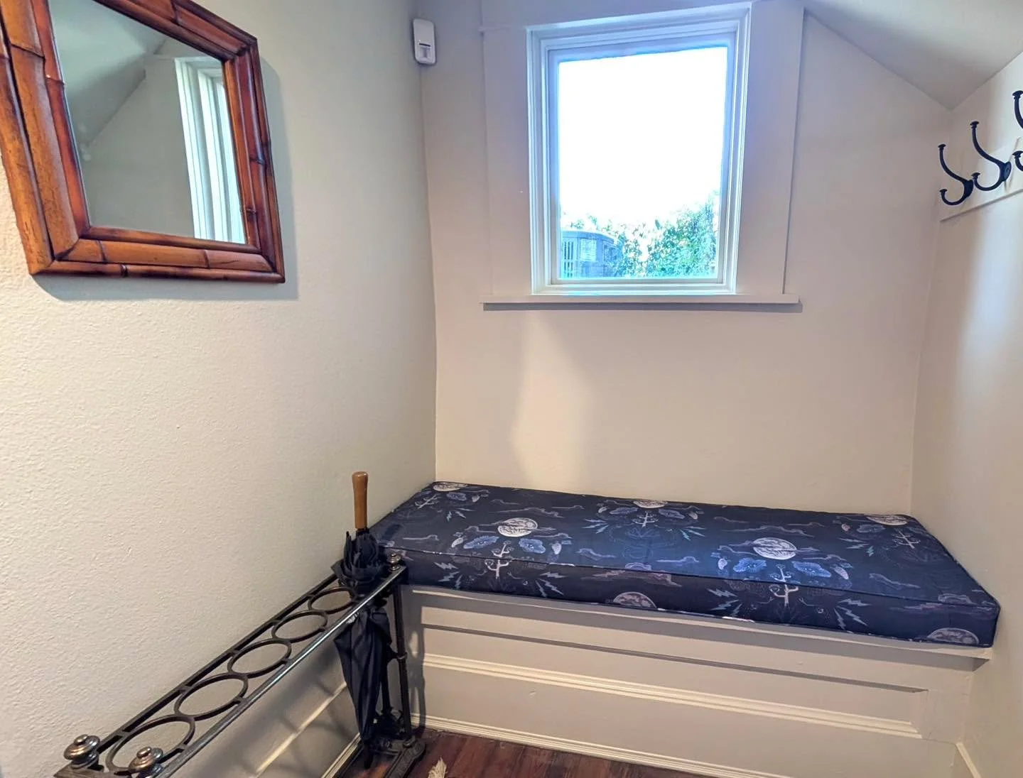 A simple mudroom cushion.

#customworkroom #benchcushions #cozygiraffe