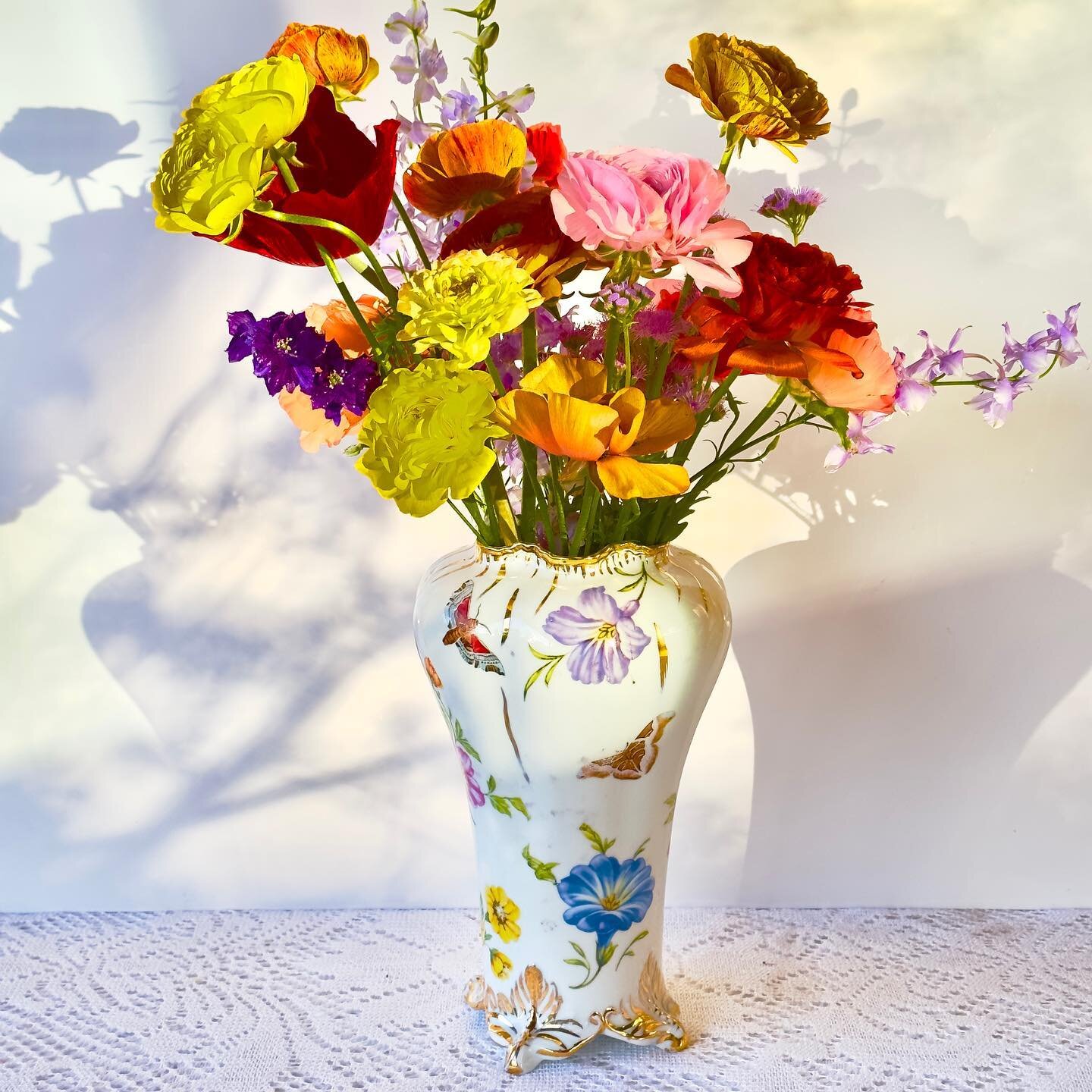 The early morning sunlight captures the purity of porcelain with 24k hand painted gold  #bridalregistry #tablescapes #tablesetting  #porcelain #vases  #flowervases