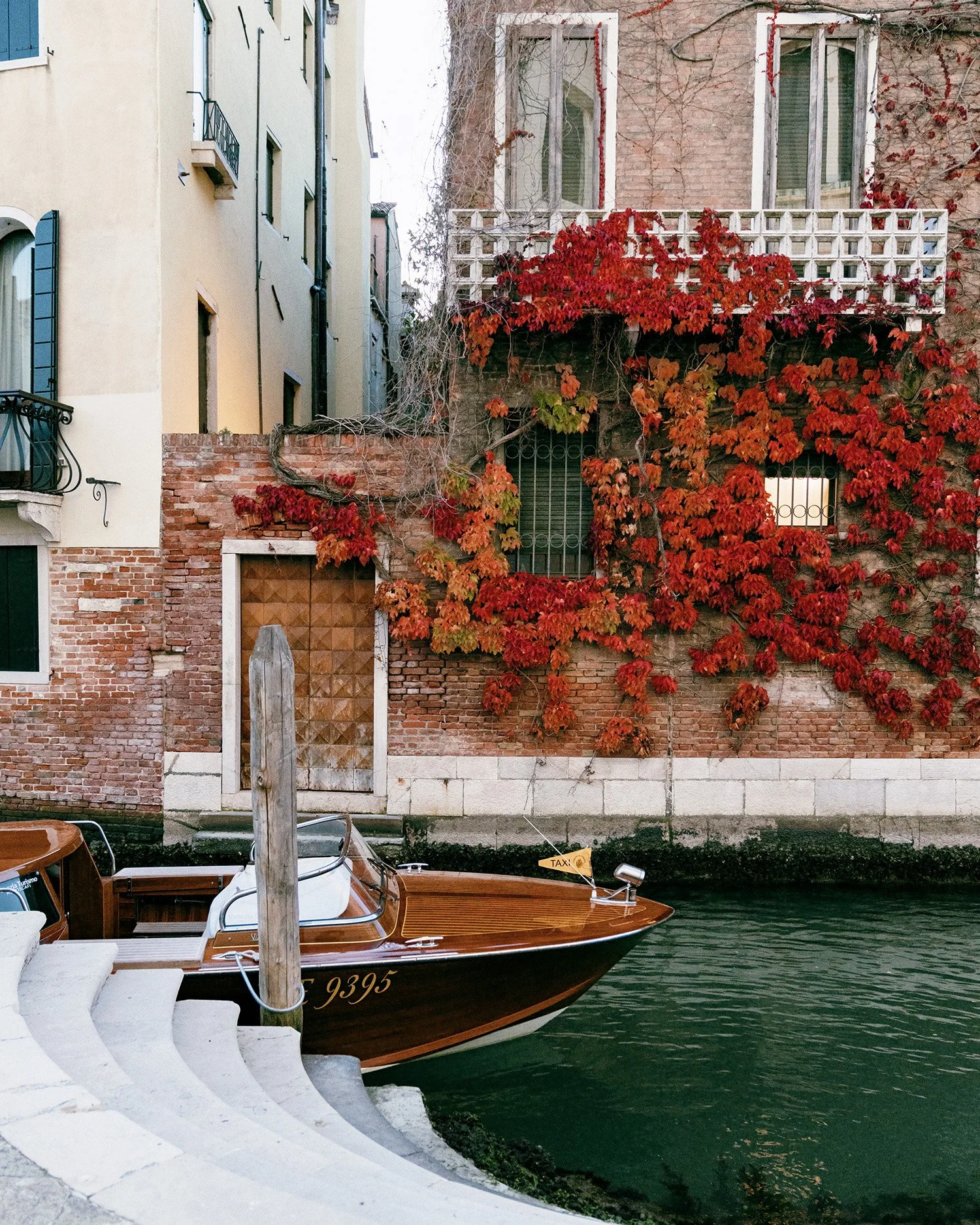 Italy_Segreta_Boat_Venice_Marina_v1_QC_R600_.jpg