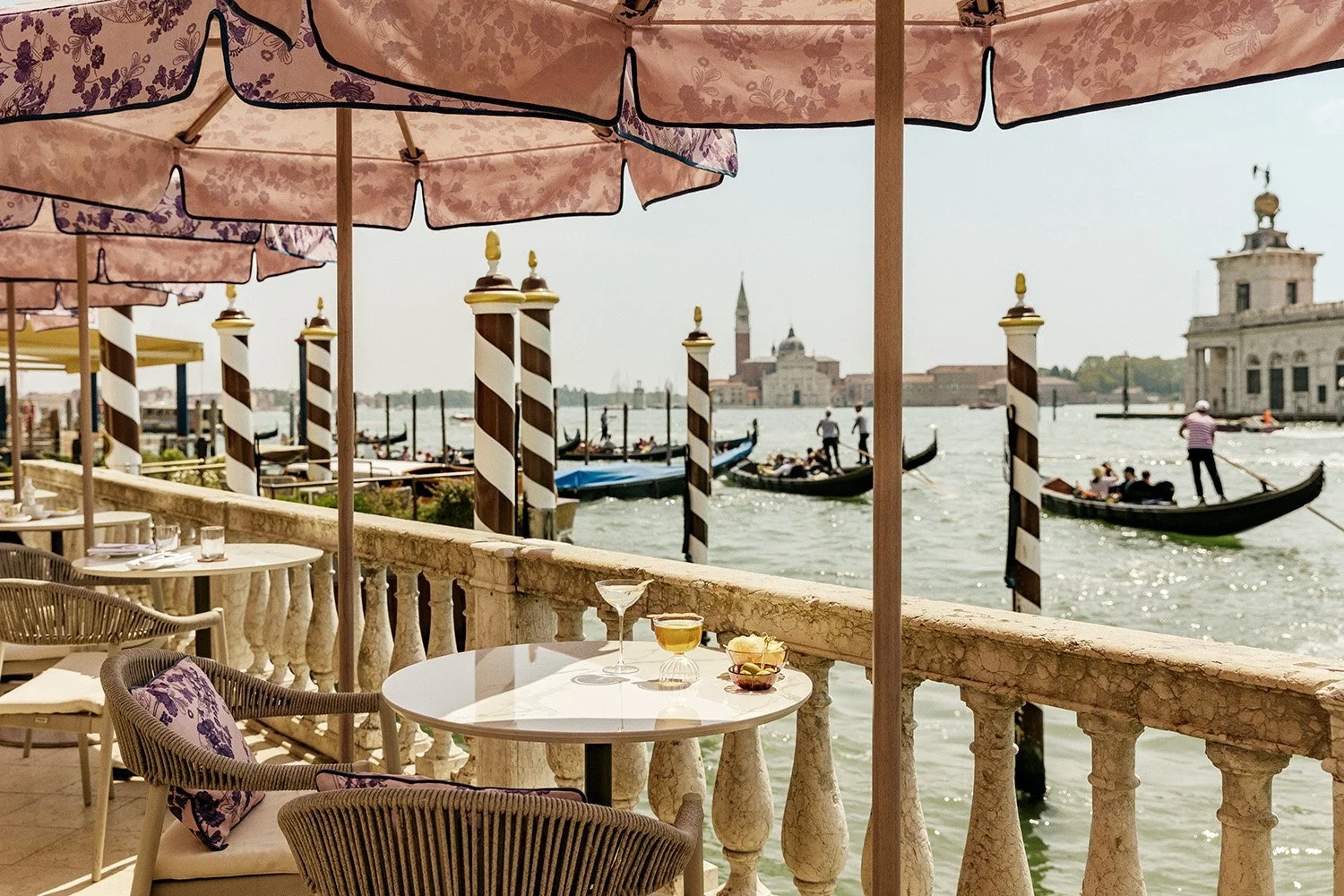 Venice_StRegis_F_B_GrandCanal_GinoriGarden_Cocktails_071024_SVKR7716_v1_QC_R600.jpg