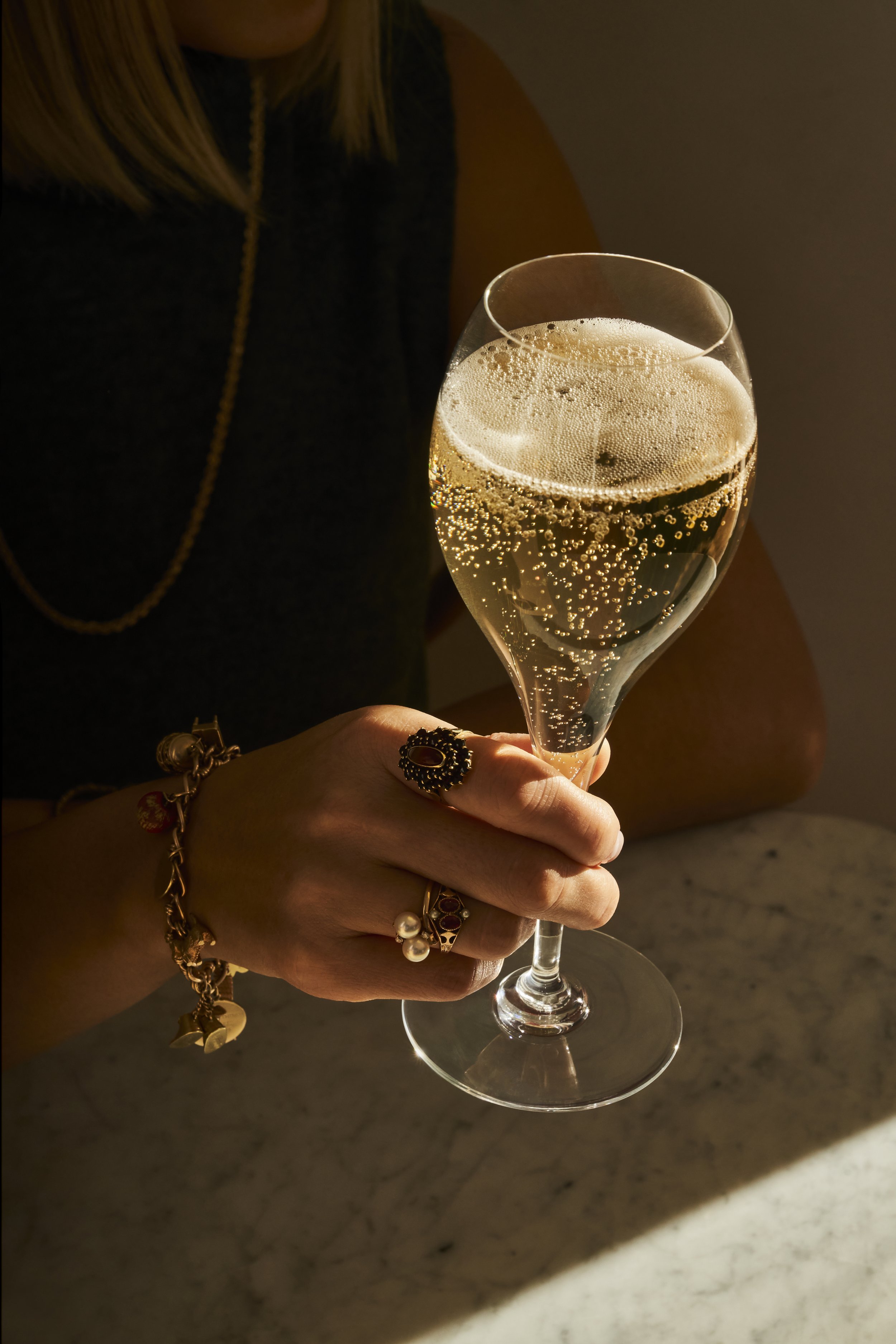 220115_REVEUSE_04_GLASS_IN_HAND_PEOPLE-Hand-2_R2 NoLogo RGB300.jpg