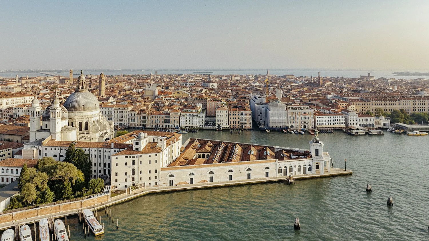 Venice_StRegis_GeneralExterior_Architecture_Aerial_071024_DJI_0487_v1_QC_R600.jpg