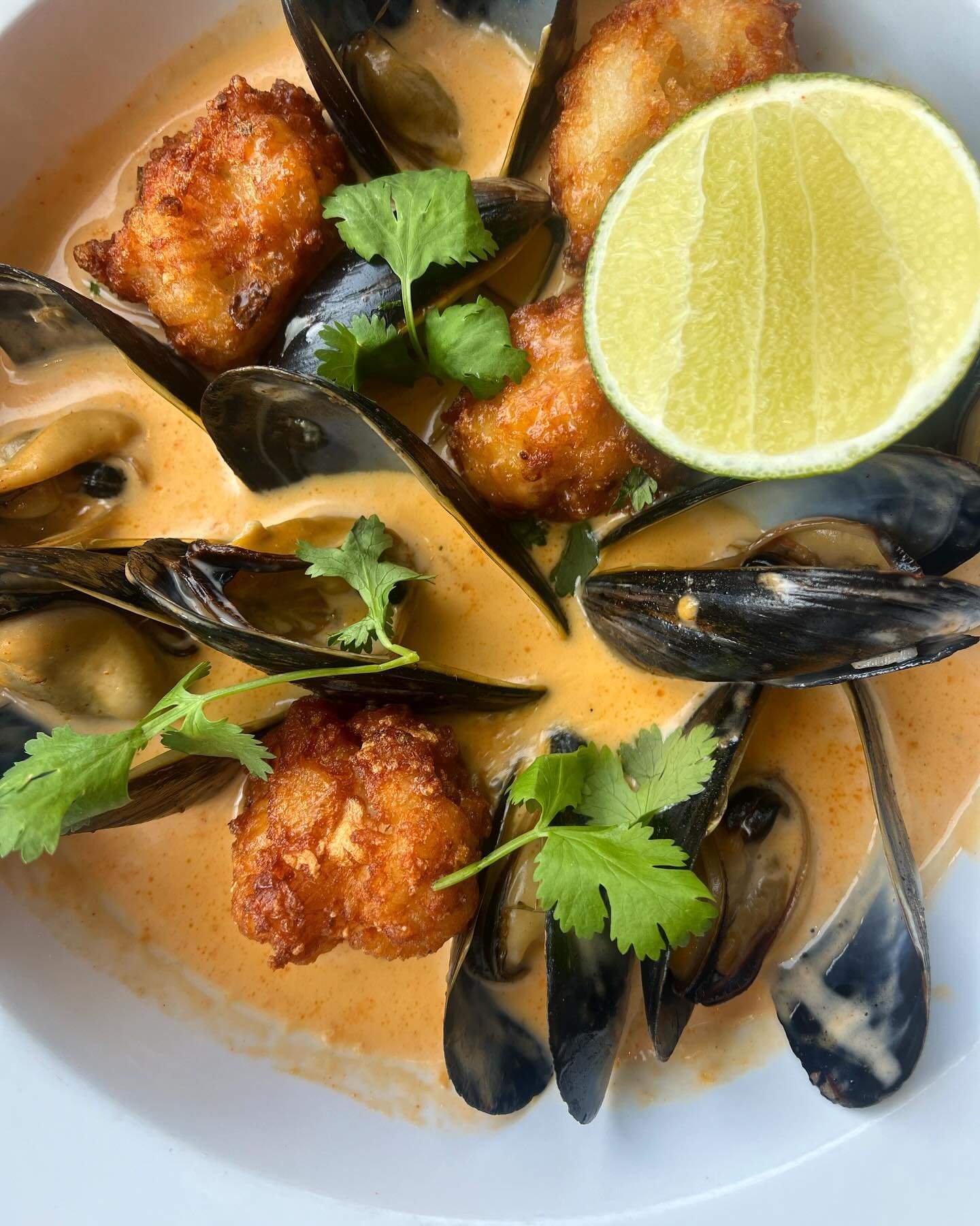 New mussels 🤌🏼😍 With coconut curry sauce, crispy shrimp &amp; rice balls, and cilantro. Pairs perfectly with an ice cold beer. 

And speaking of beer, starting May 9th every Thursday is 
✨🍻PITCHER NIGHT🍻✨

From 4pm - close we&rsquo;ll be offerin