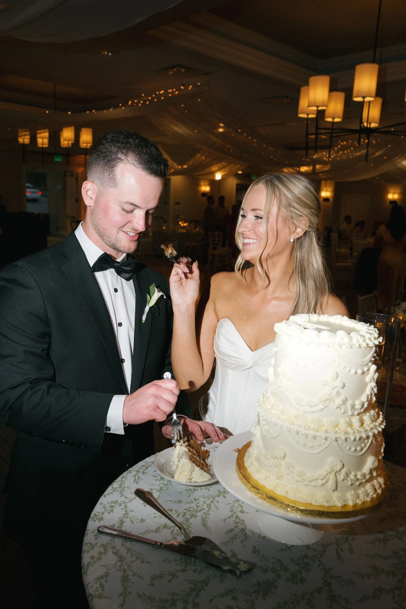 Heidel-House-Wedding-cake-cutting.jpg