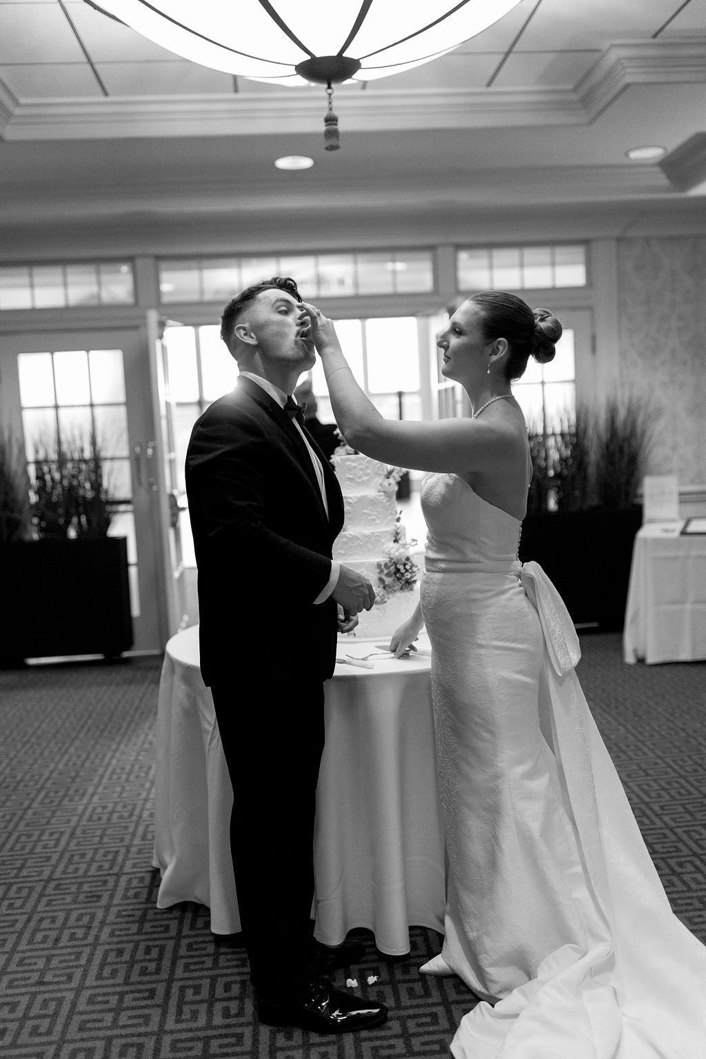 oneida-country-club-wedding-cake-cutting-884.jpg