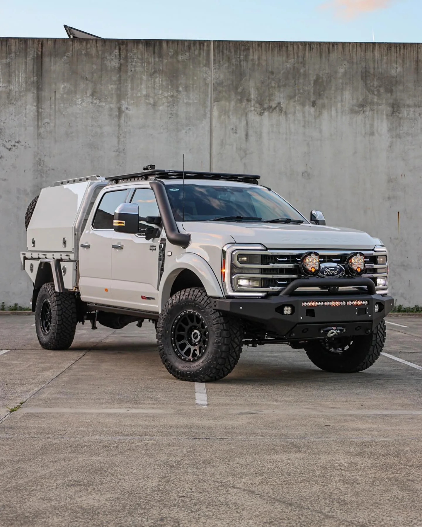 How you gonna fit this beast under the tree ?🌲 🤪
What a freight train to finish out the year! 

Reminder we&rsquo;ll be back on deck from the 5th of Jan legends! Have a safe and fun break with fam and loved ones!! ⚡️🏝️

#f350 #superduty #ford #pro