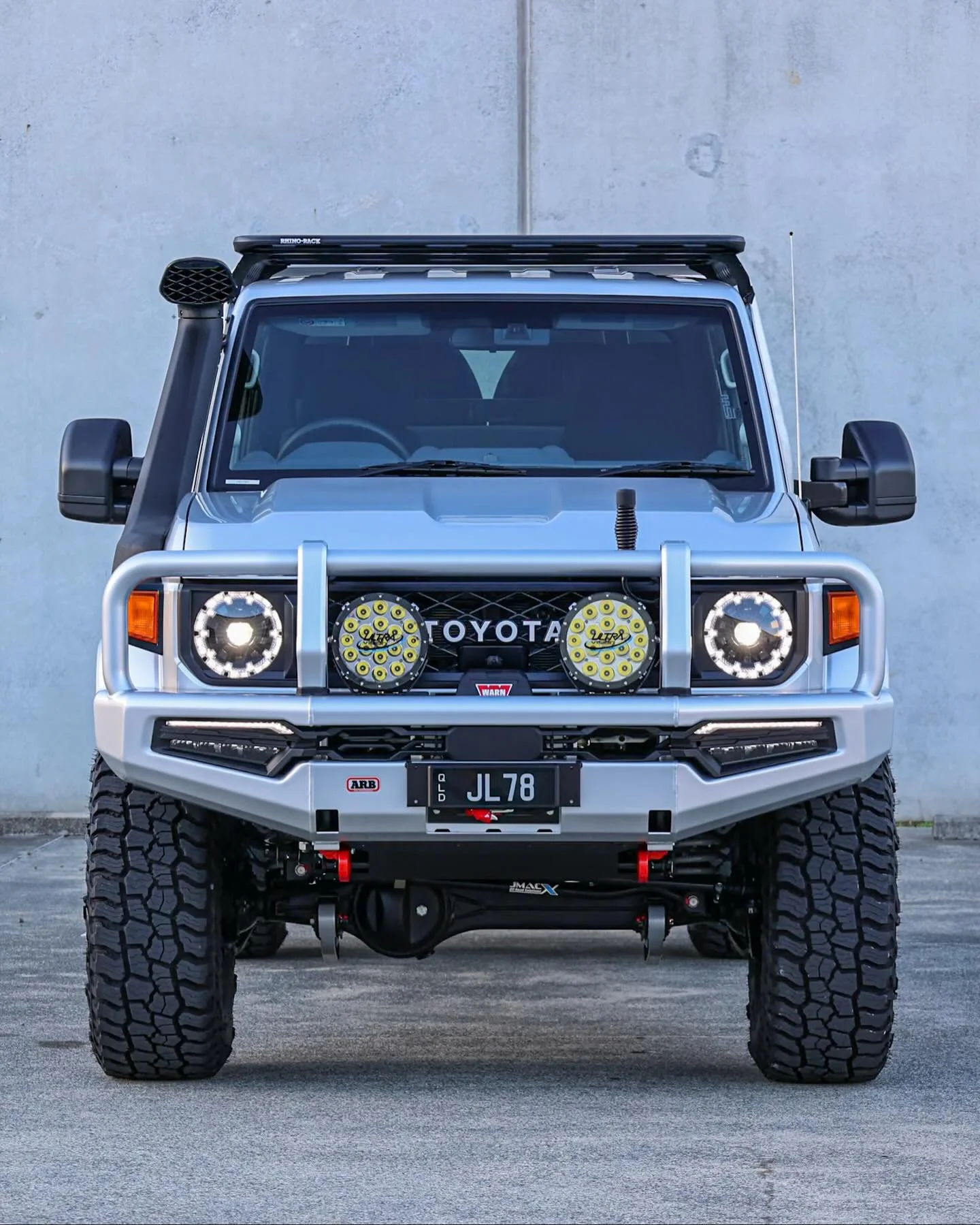 Silver Nugget 💎 
▫️3&rdquo; on 35&rsquo;s 🤘

#lc79 #v8 #landcruiser #toyota