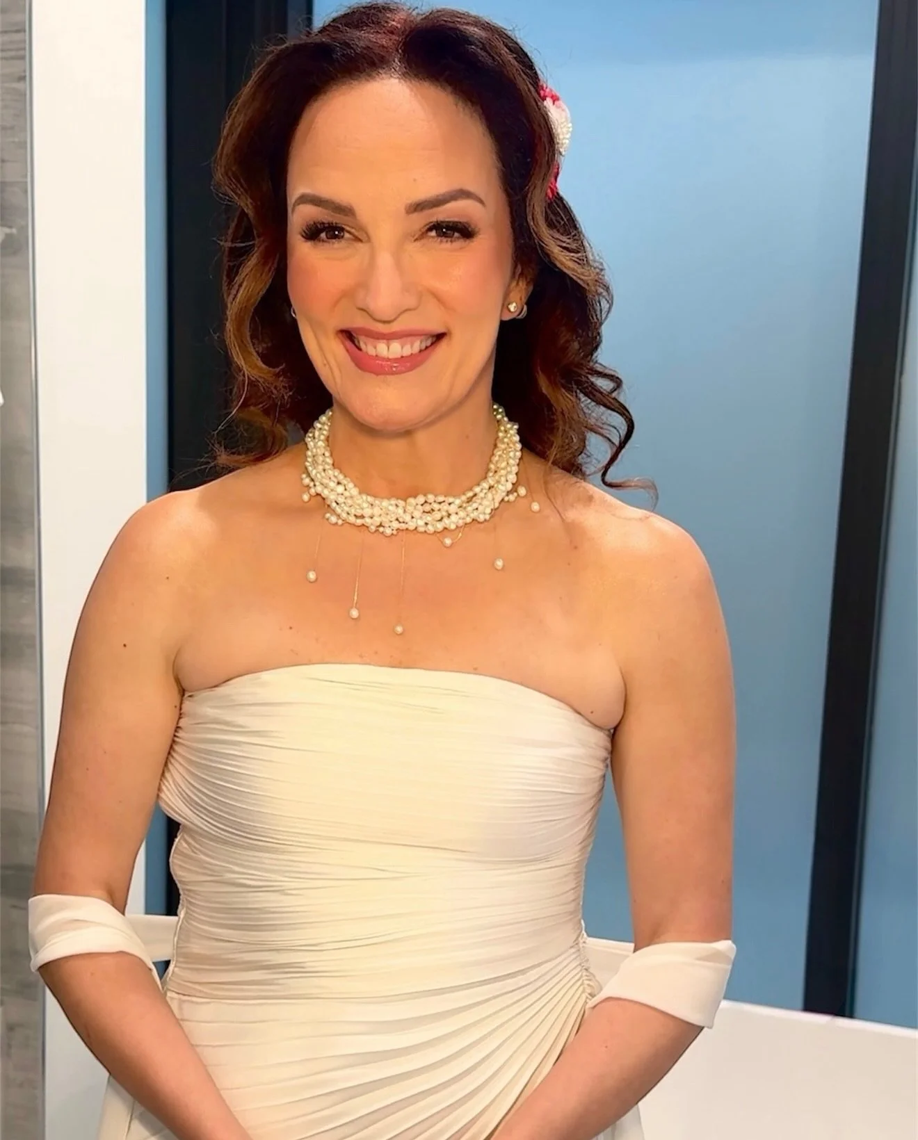 Loved doing this client&rsquo;s hair &amp; makeup for her 30th wedding anniversary 🥂. The celebration took place in a gallery, with a theme inspired by the current Alphonse Mucha exhibit, art-deco femininity, lots of florals, and timeless elegance.
