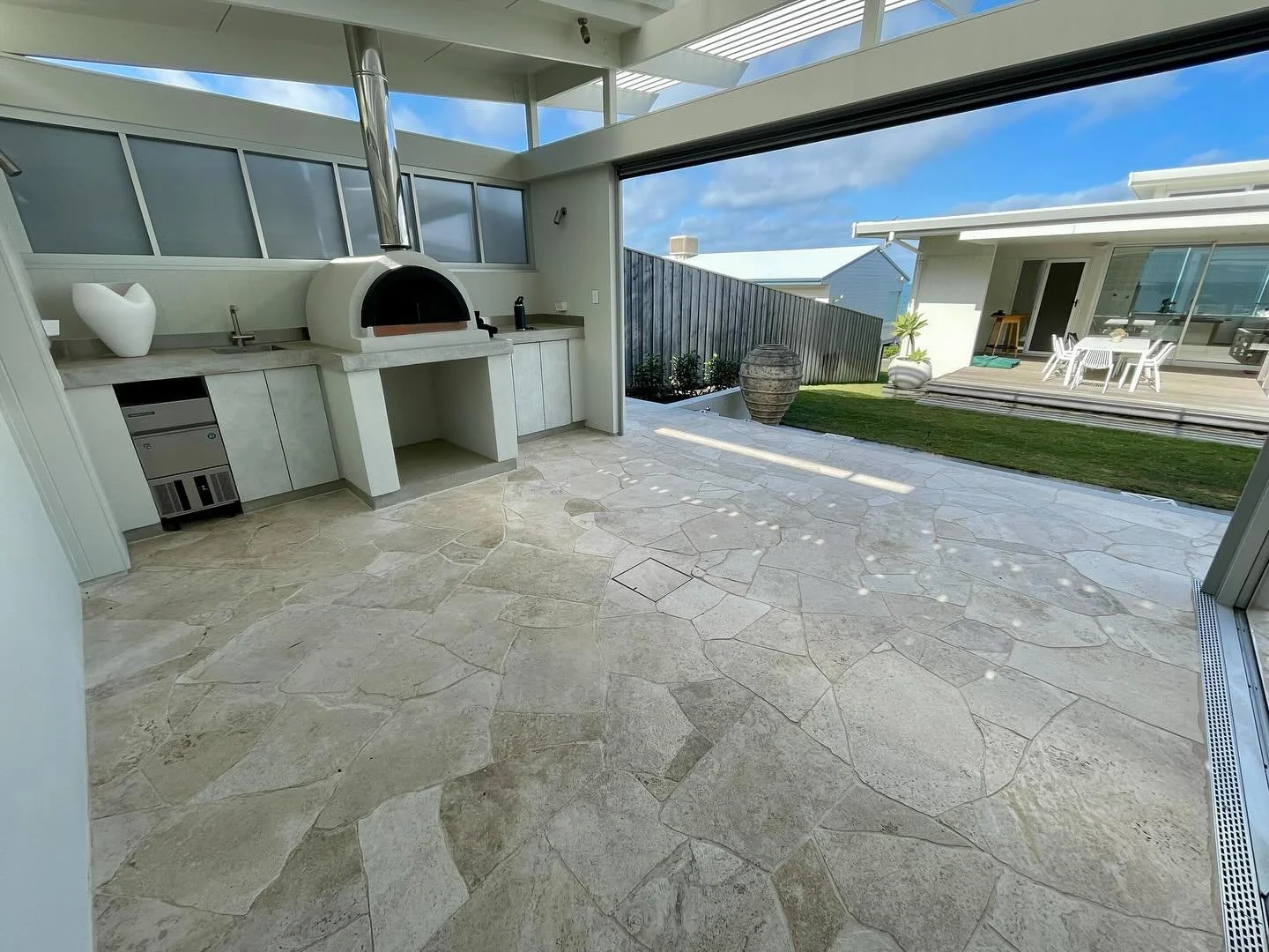 Stunning collaboration with @landscape.techniques at the McCracken project! @tumbled_naturalstone creates the perfect foundation for exceptional landscape design.

#naturalstone #landscapedesign #collaboration #tumbledstone #McCrackenproject #stonewo