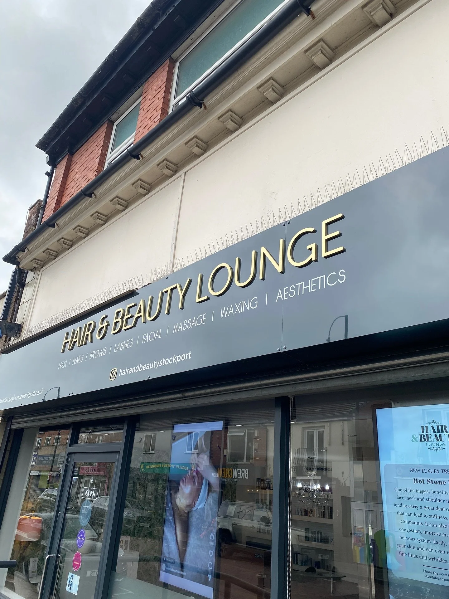 We had the amazing opportunity to refresh the signs at @hairandbeautystockport . We absolutely love the final look.
#manchesterbusiness #manchestersalon #signsmanchester #salonsign