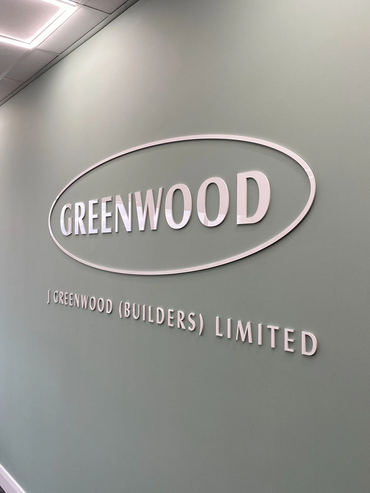 We had the amazing opportunity to manufacture and install this sign at J Greenwood but how sleek do they look. The contrast of colours is so simple yet it looks amazing.
#manchesterbusiness #manchesterbusinesses #buildersmanchester #signcompany