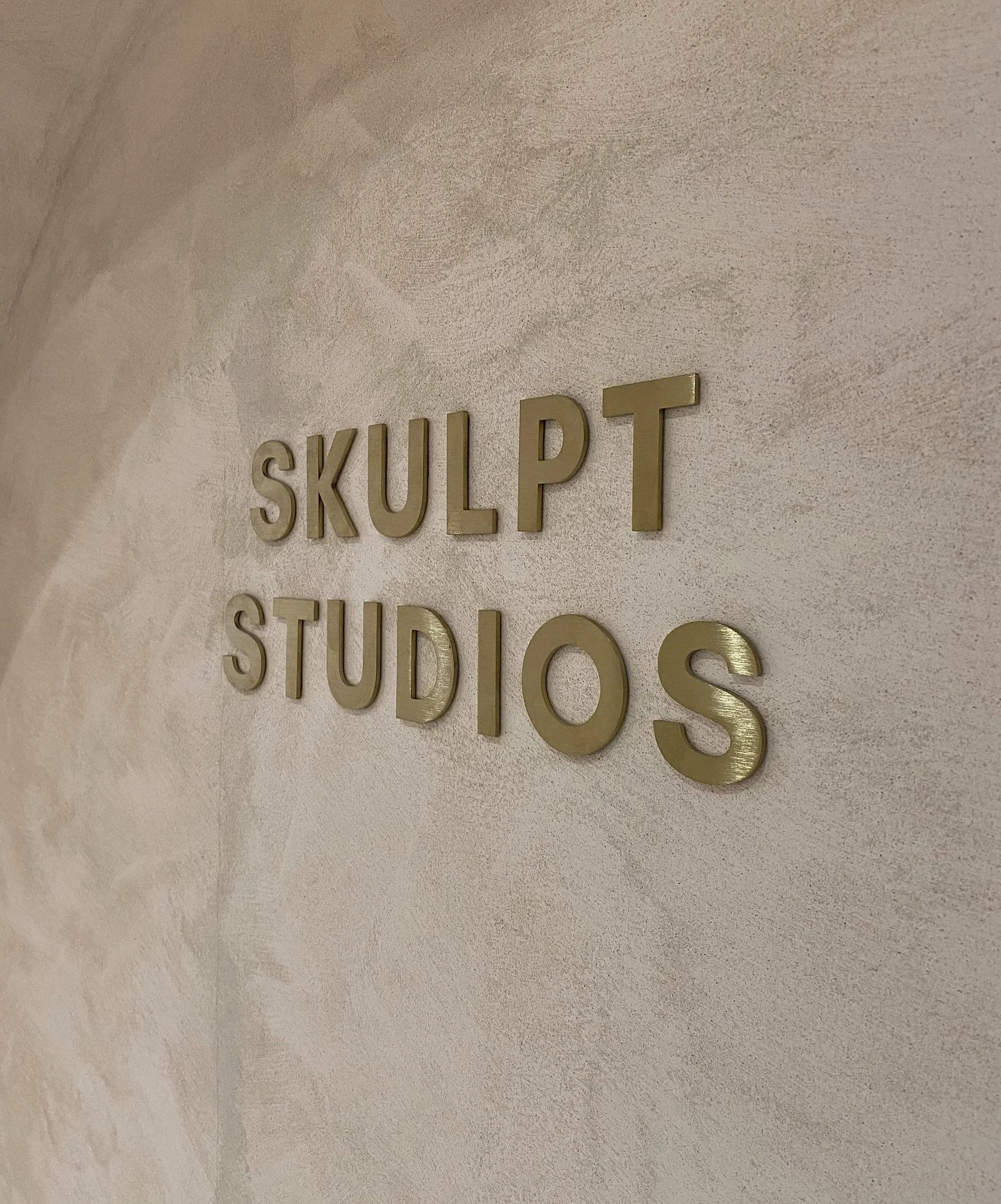 We were back @skulptstudios_ for a few touch ups in time for their launch party. Thank you so much for letting us be a part of it. The place is WOWWW
#manchesterbusiness #manchesterbusinesses #skulptclinic