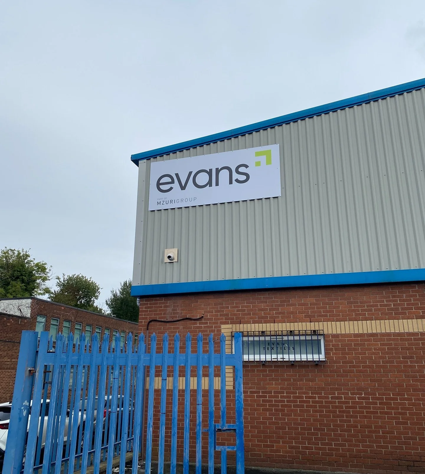 Thank you to @evanstextiles for trusting us with their signage:
Positioning of signage is so important. The location of where to fit your signage is very important in order to maximise its impact. Take your time with the process to make sure you cov