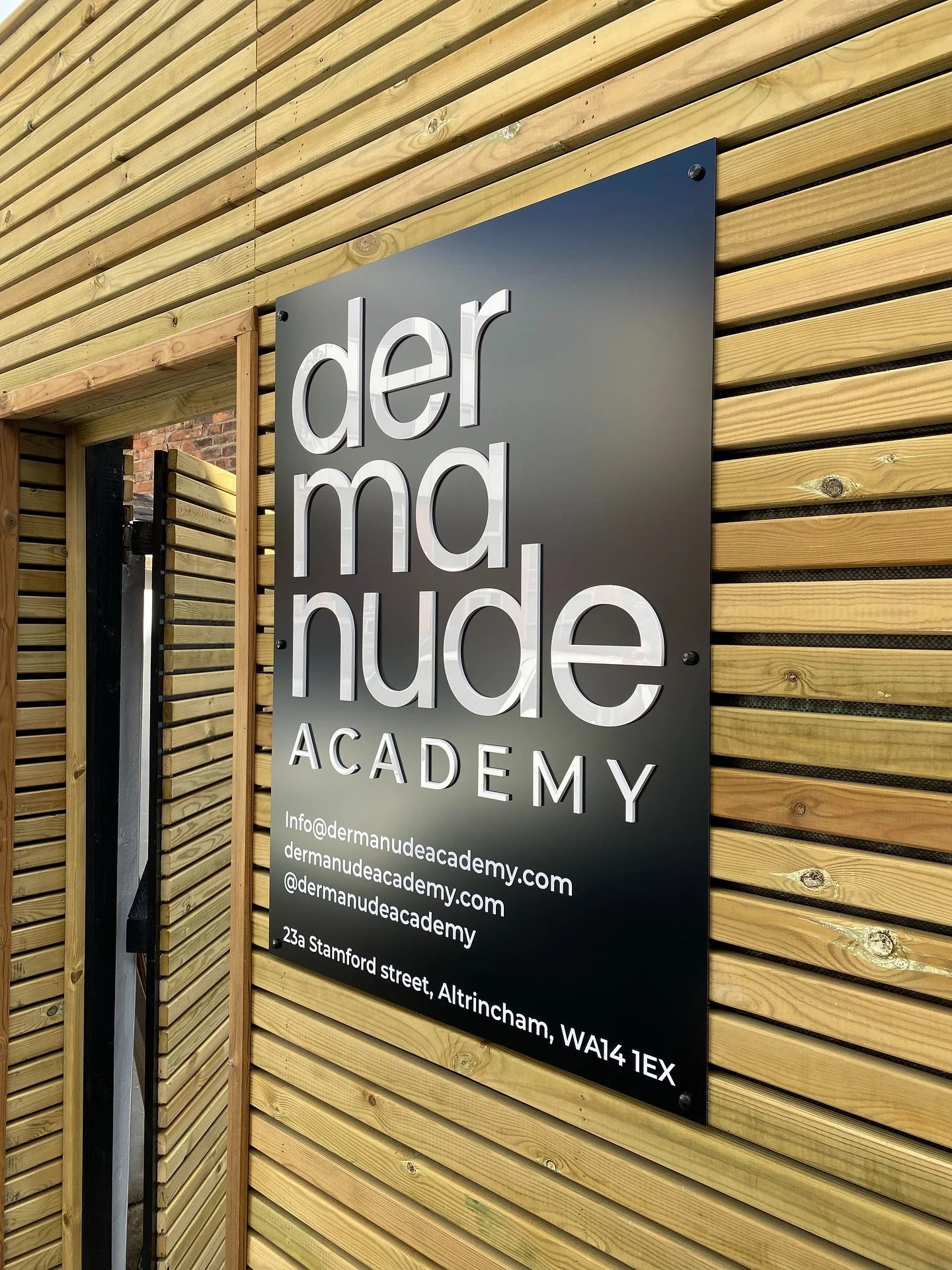 How amazing does this look? This is a Matt black panel with acrylic logo and detail in vinyl. Simple but sleek 

#manchesterbusiness #skinacademy #signs
