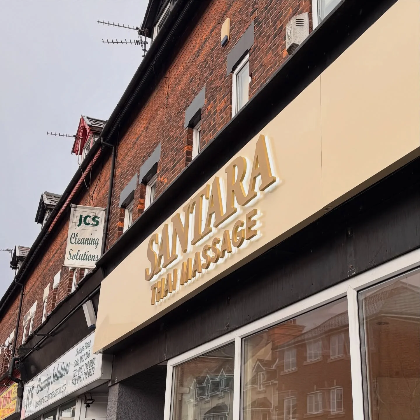 Huge congratulations to @santarathaiwellness on the new premises. We had the pleasure of doing this amazing signage for them and it looks wow 🤩. Signage is so important when attracting new clients, it&rsquo;s the first thing they notice. It&rsquo;s 