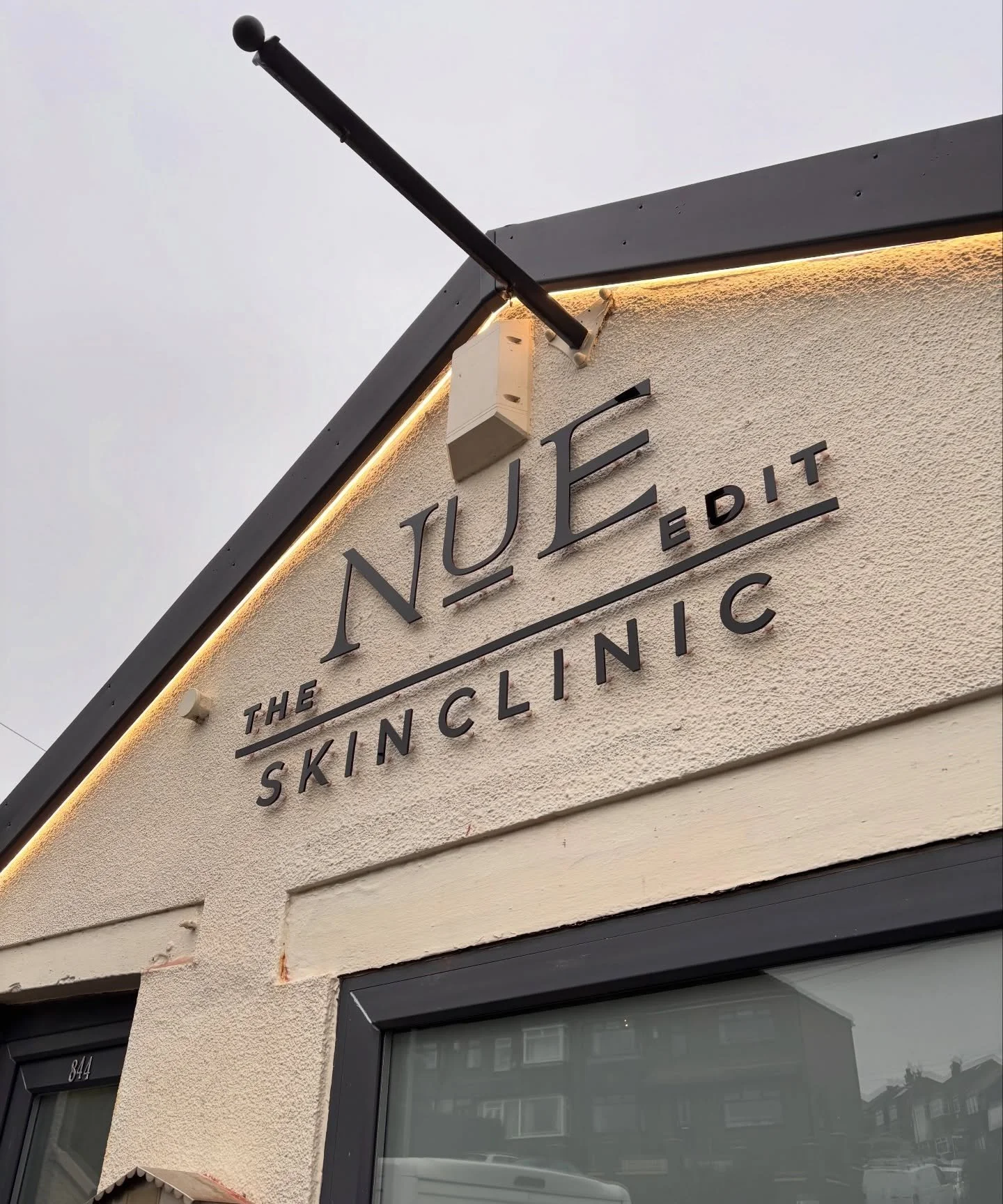 Huge huge congratulations to @the.nue.edit on the opening of the new clinic. They&rsquo;ve done an extremely amazing job throughout and we can&rsquo;t wait to show off our signs every time we drive past. How amazing does this look? 😍

#skinclinic #m