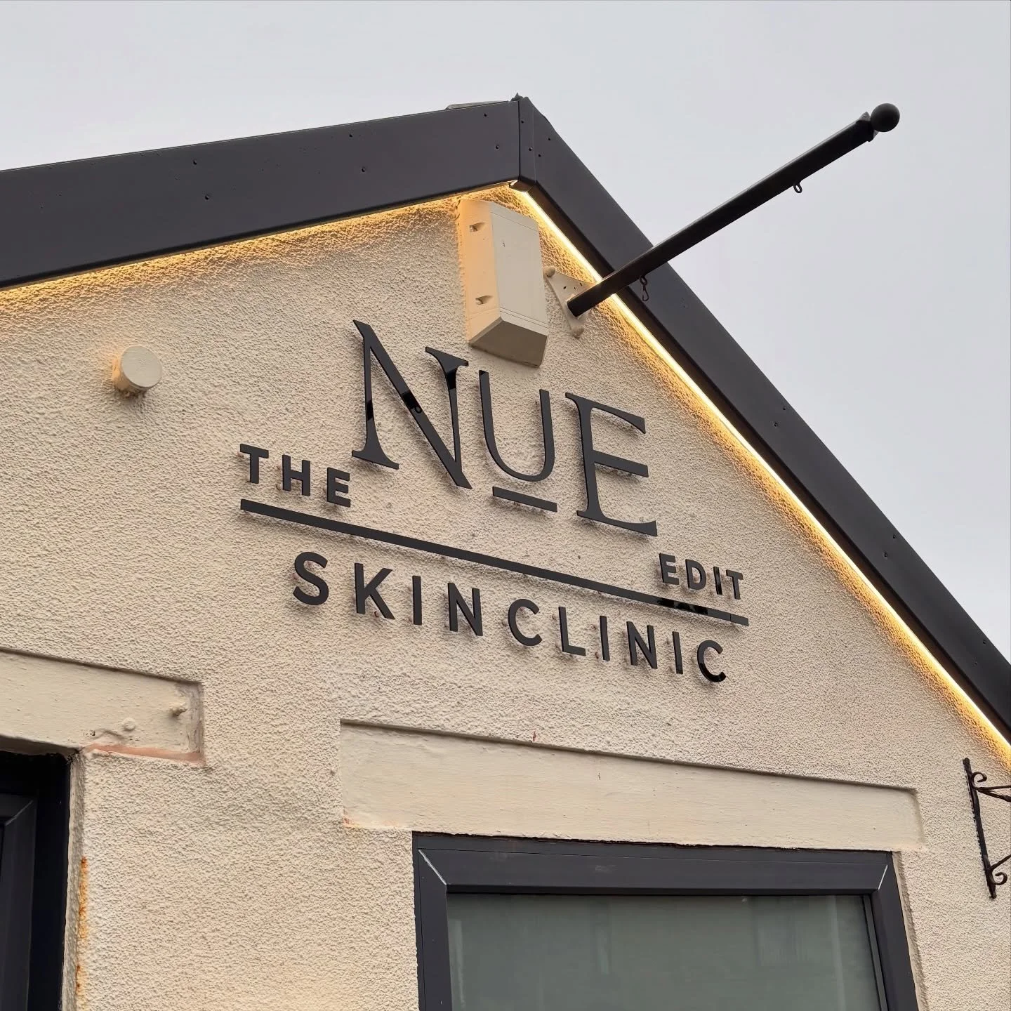 Your branding plays a huge part in projecting your business image and message. Your signage helps portray this in the little details. Here we manufactured black gloss acrylic logo on stand off locators to achieve the perfect look for @the.nue.edit . 