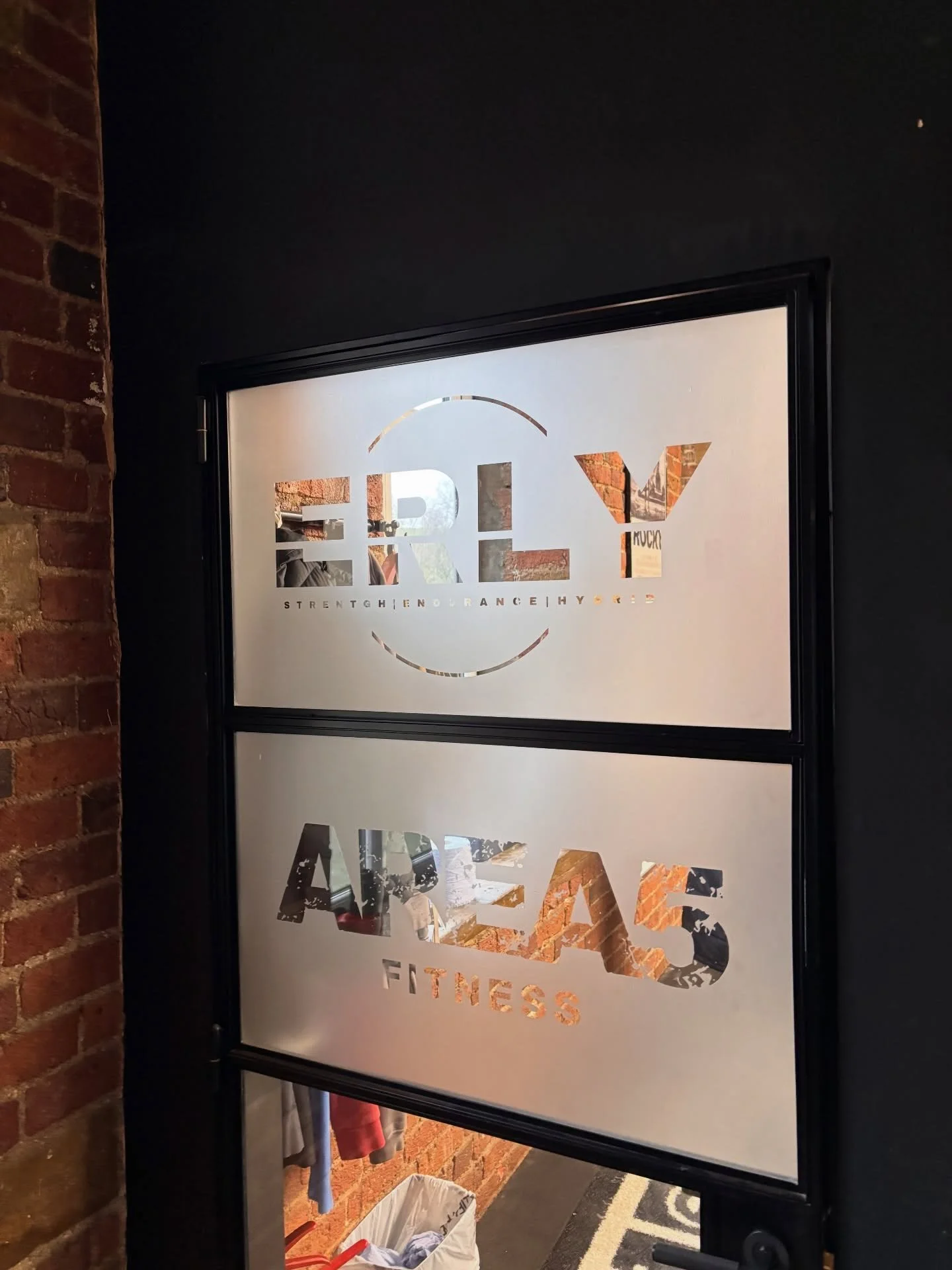 We were back at @erly_hybrid_coach a short while back with another touch of frost. How cool does this look, the last picture is a work of art and all credit goes to @erly_hybrid_coach 😂

#manchesterbusiness #manchestergym #windowsigns #signcompany