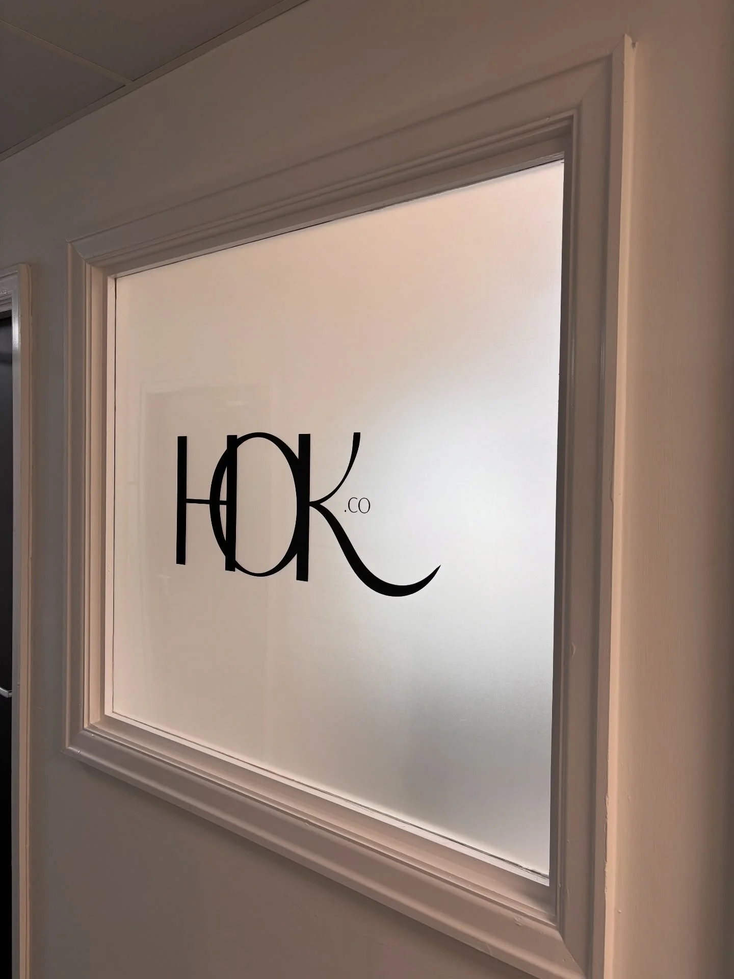 We had the amazing opportunity to install these for @houseofk.co this past week. Bringing privacy into the room with an aesthetically pleasing look and some branding. How sleek does this look? 😍

#manchesterbusiness #manchesterbusinesses #frostedgla