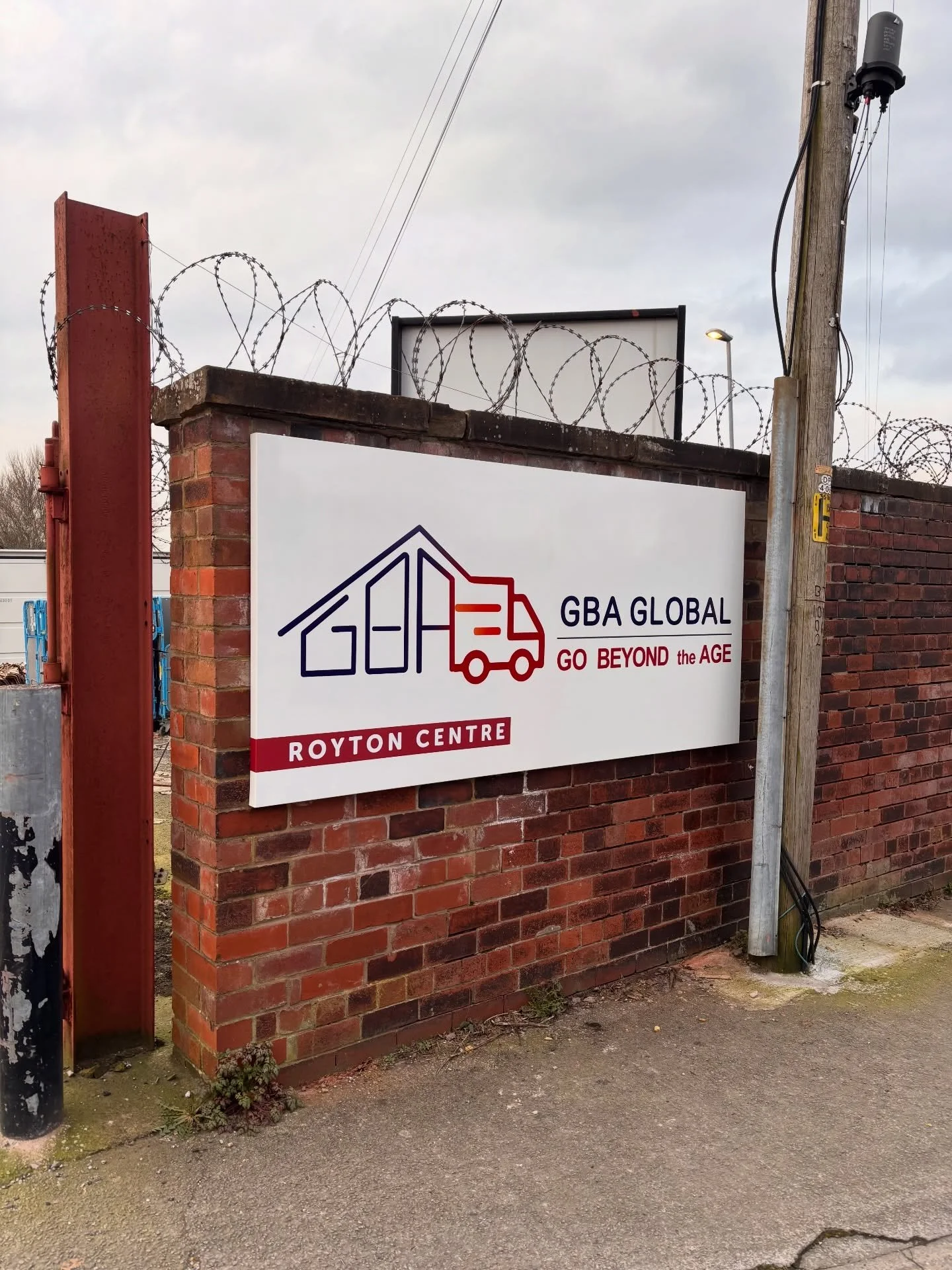 From design to install, we&rsquo;ve got you covered every step of the way @rapidsignsuk 

#manchesterbusiness #manchesterbusinesses #manchestersigns