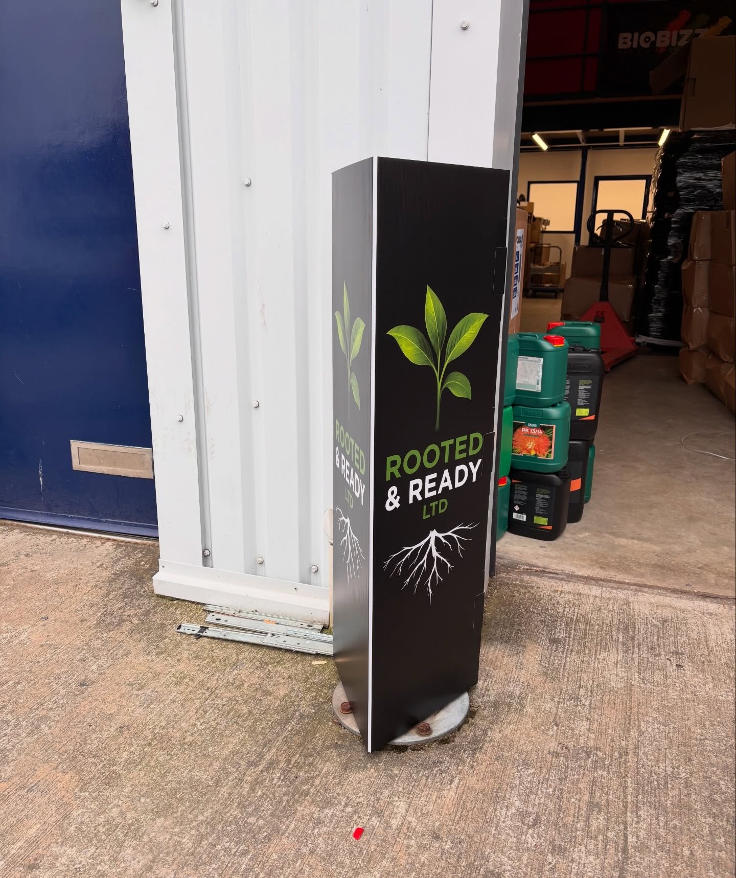 We did some amazing bollard signs last week for @rootedandreadyltd . How great do these look? 

#manchesterbusiness #manchesterbusinesses #bollardsigns