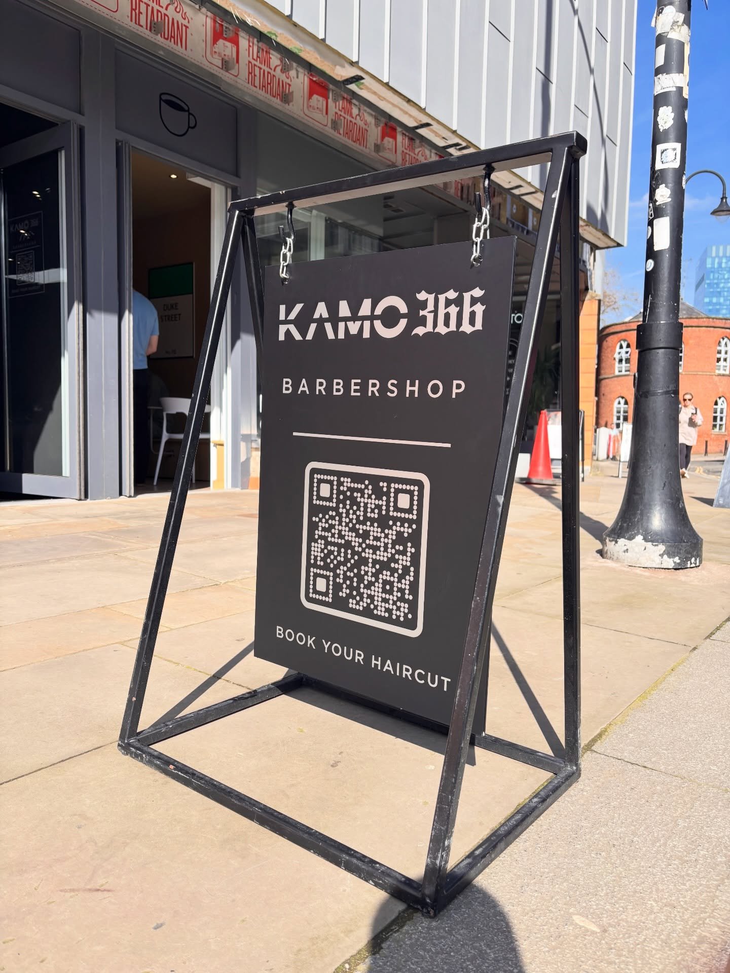 The sun came back to us this week thankfully and we were up @kamo.366 in Manchester City centre. Huge congratulations on taking over the new premises and although we haven&rsquo;t finished, how amazing do these look? 😍

#manchestersigns #manchesterb