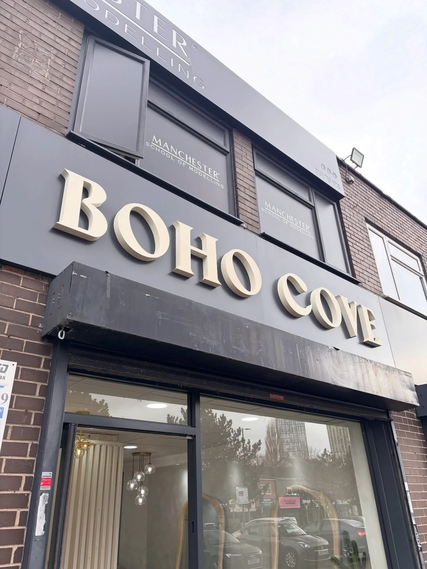 From design to installation, we&rsquo;ve got you covered every step of the way @rapidsignsuk 

#manchesterbusiness #manchesterbusinesses #signmanchester #salonsigns