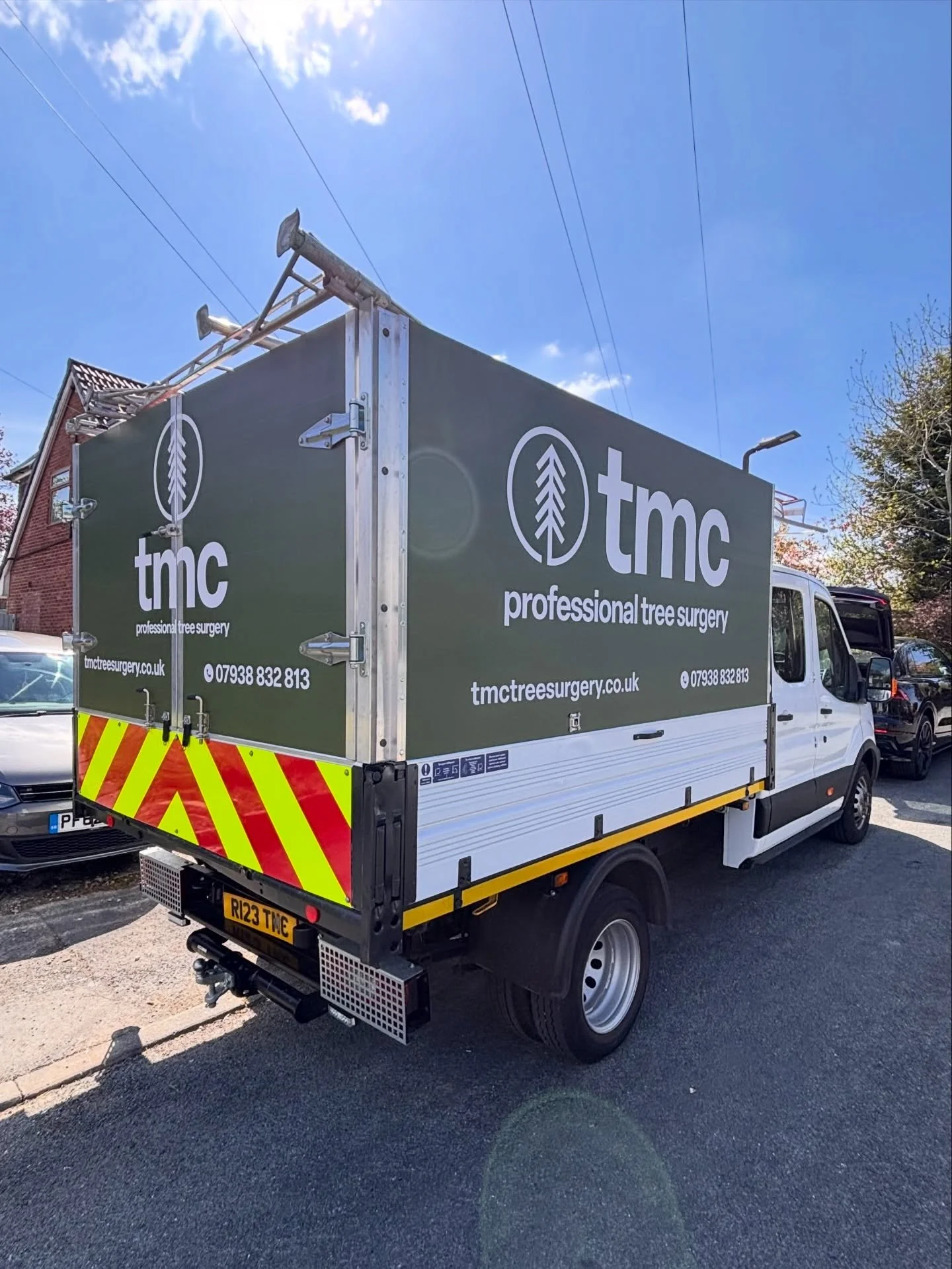 We were up @tmc_treesurgery today to install some vehicle graphics. Simple but sleek and straight to the point. 
Simplicity and a clear message is the most effective way to brand your business. Let us help you get it right the first time. 

#manchest