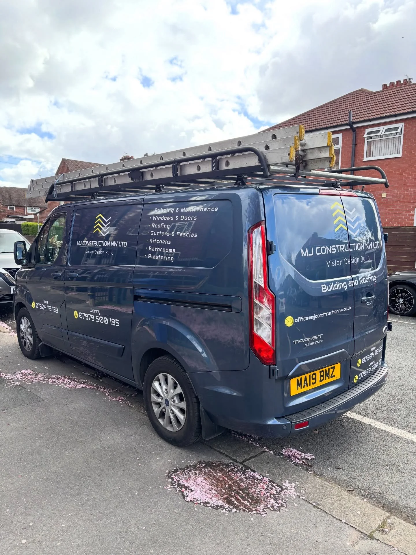 Another vehicle marked up for the @mjconstructionnwltd fleet. Consistency in branding is so important. Every vehicle helps to maintain that recognition in an instant. We make sure it goes that way every time. 

#manchesterbusiness #manchesterbusiness