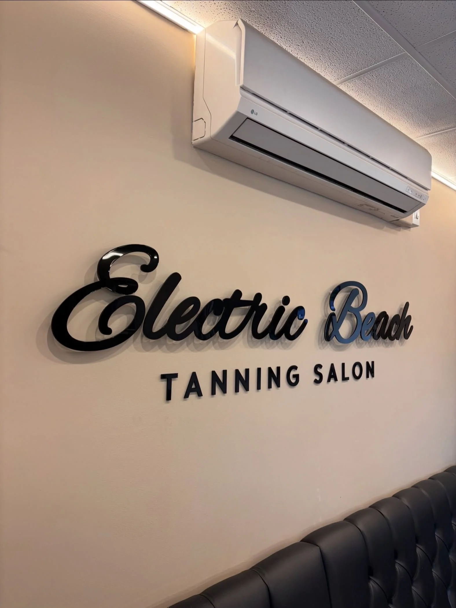 From design to install we&rsquo;ve got you covered @rapidsignsuk 

#rapidsigns #manchesterbusiness #tanningshop