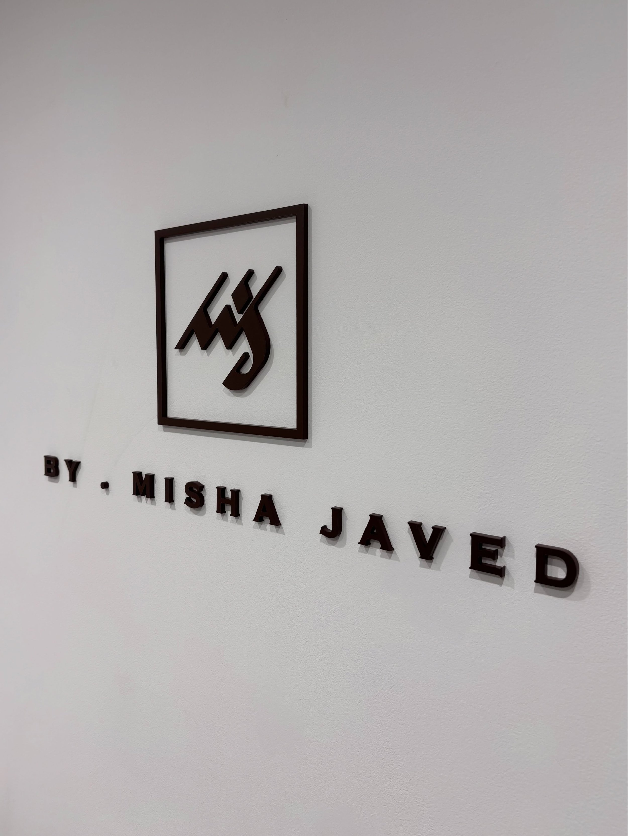 Huge congratulations to @misha.javed on the setup at@houseofabundance__ . A simple, sleek and clean look. 😍

#manchesterbusiness #manchesterbusinesses #mua