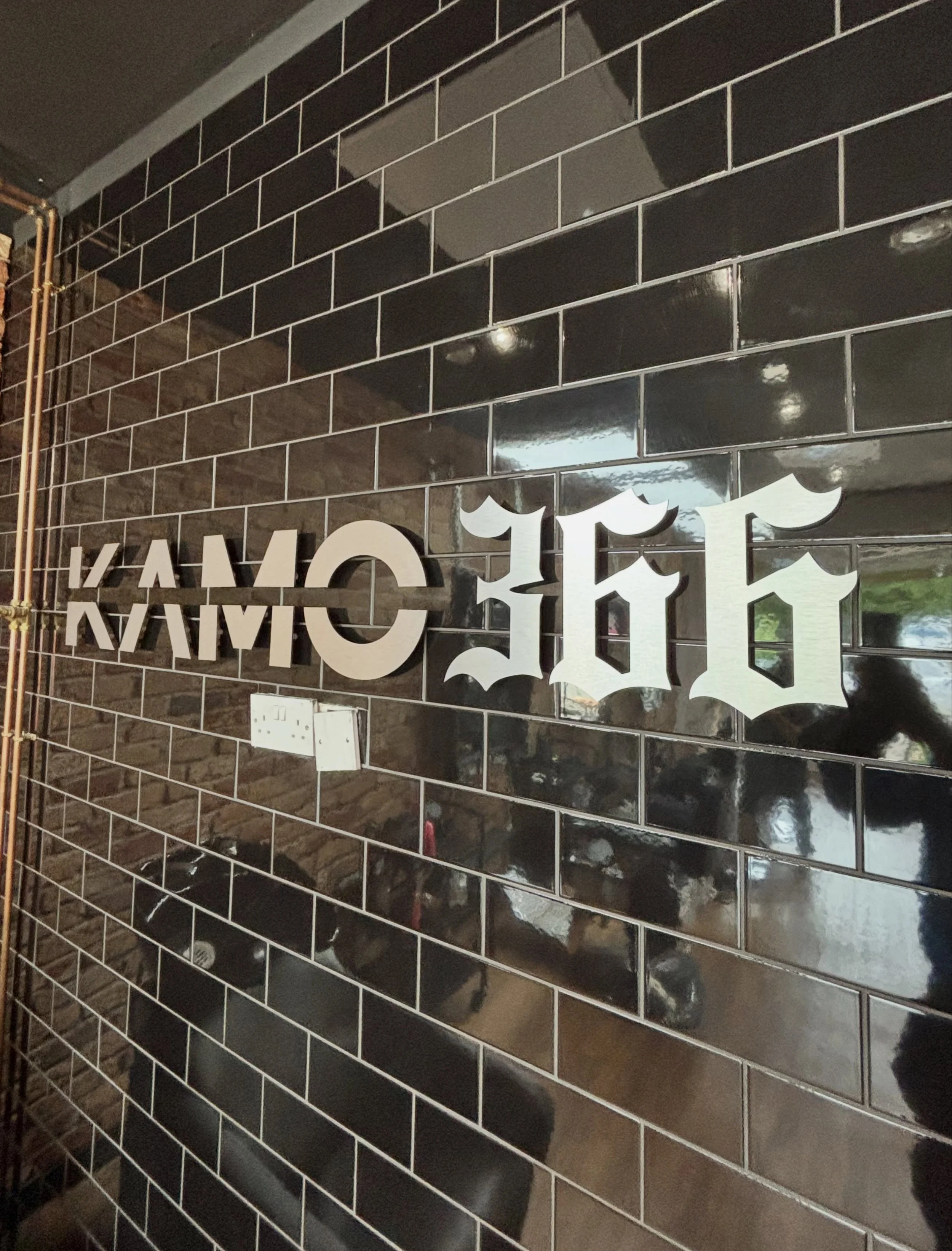 We were up @kamo.366 for some internal branding finishing touches. Keeping the consistency in colours we used some brushed silver stand offs. How cool does this look? 

#manchesterbusiness #mamchesterbarbers #wallsign