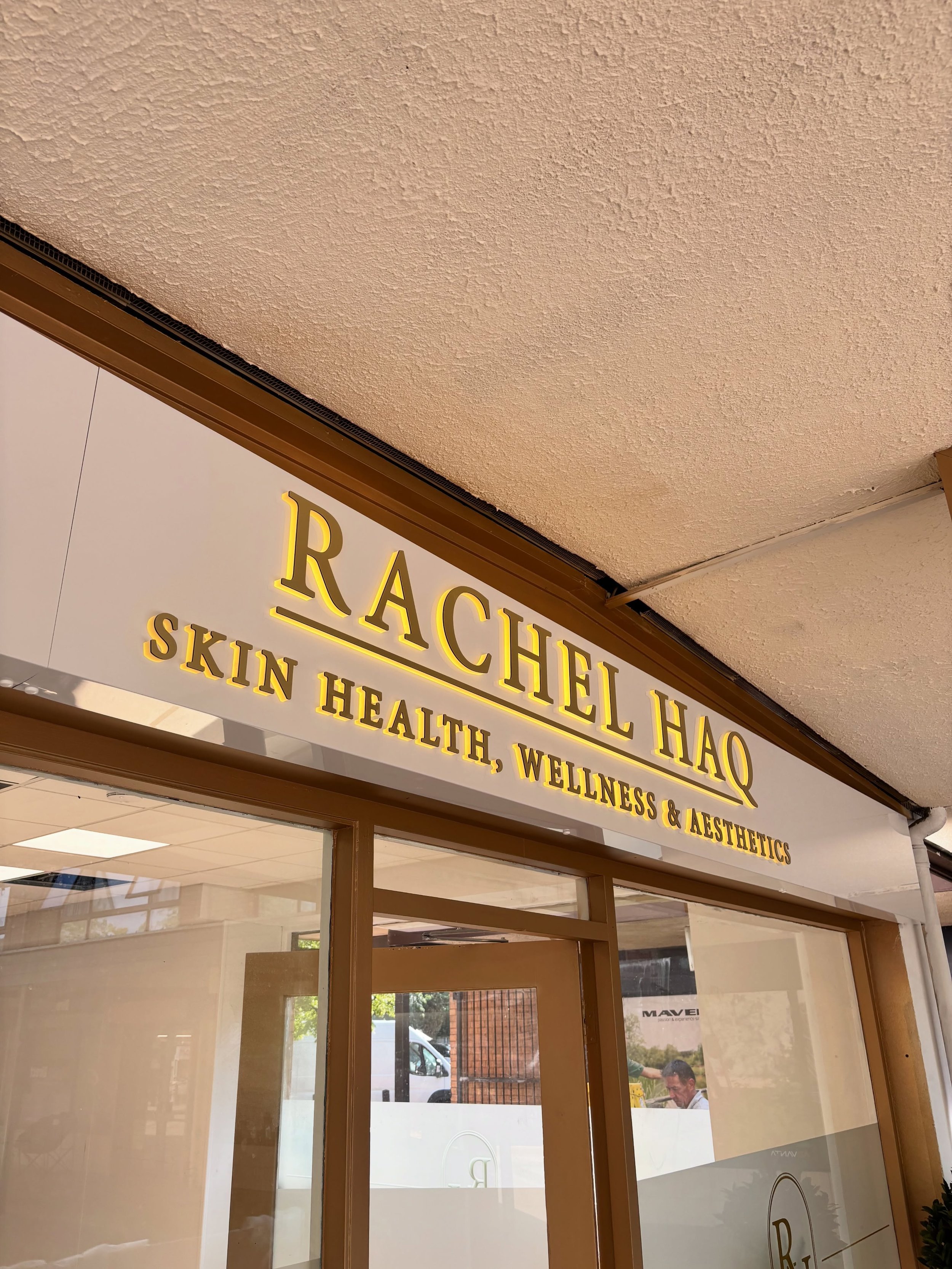 This is one of our favourite projects we recently worked on with @rachel_haq_aesthetics 

From design to installation we&rsquo;ve got you covered @rapidsignsuk 

#manchesterbusiness #aesthetics #handforth #signs