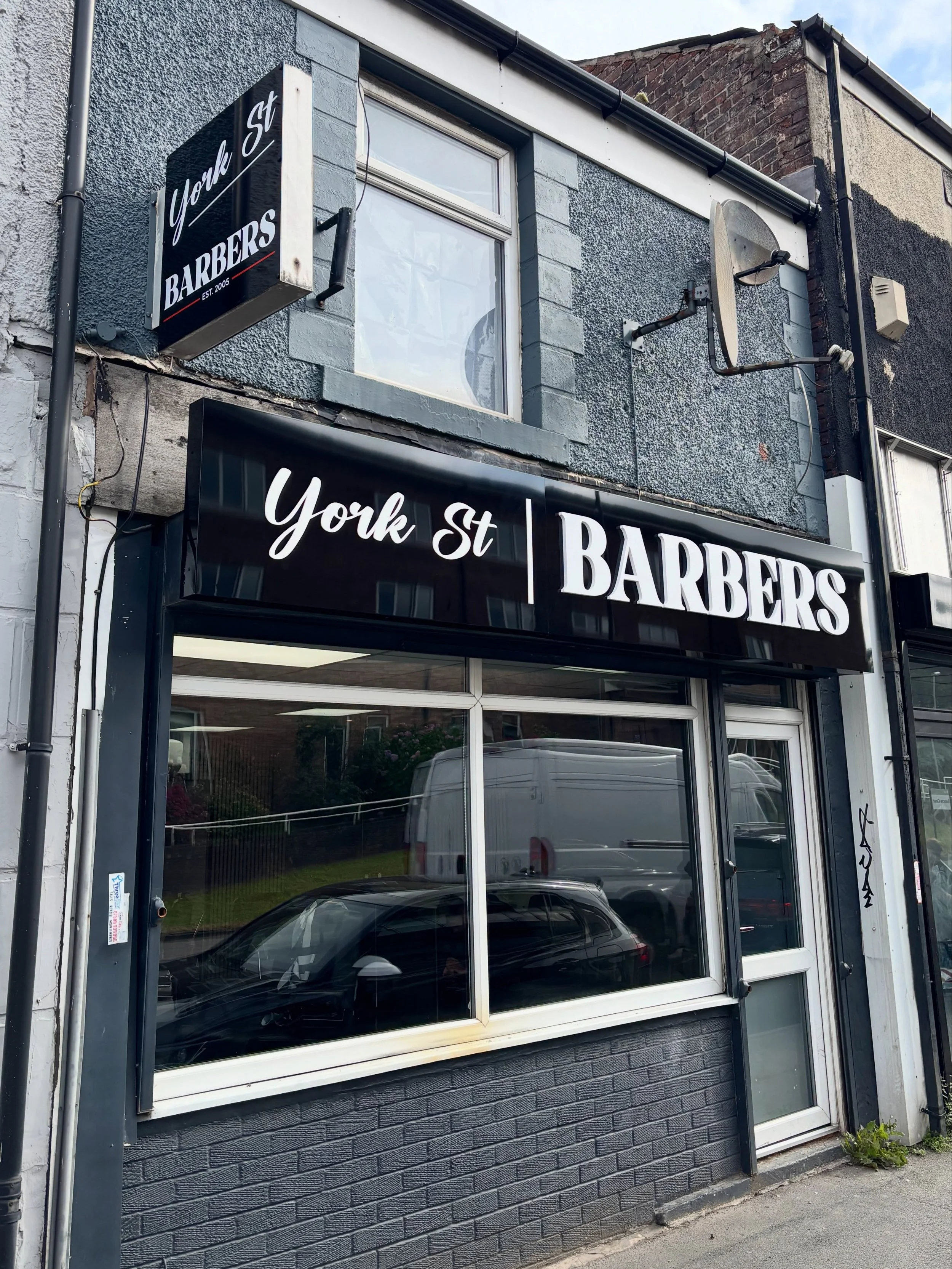 From design to install we&rsquo;ve got you covered @rapidsignsuk 

#manchesterbusiness #manchesterbusinesses #signs #yorkstbarbers #heywood