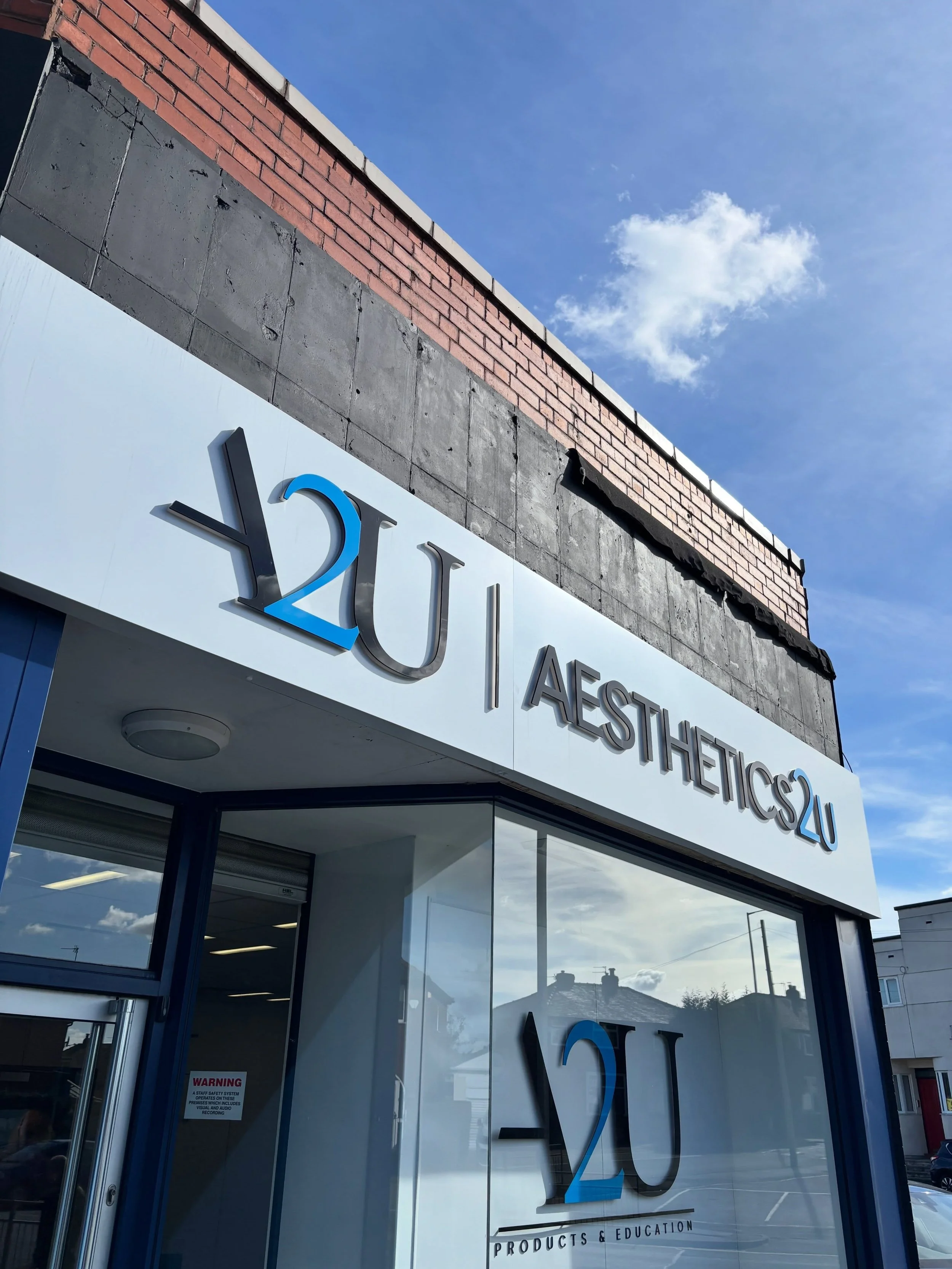 Black and blue, black and blue, black and blue. From design to install we&rsquo;ve got you covered @rapidsignsuk 

#manchesterbusiness #aesthetics #signs