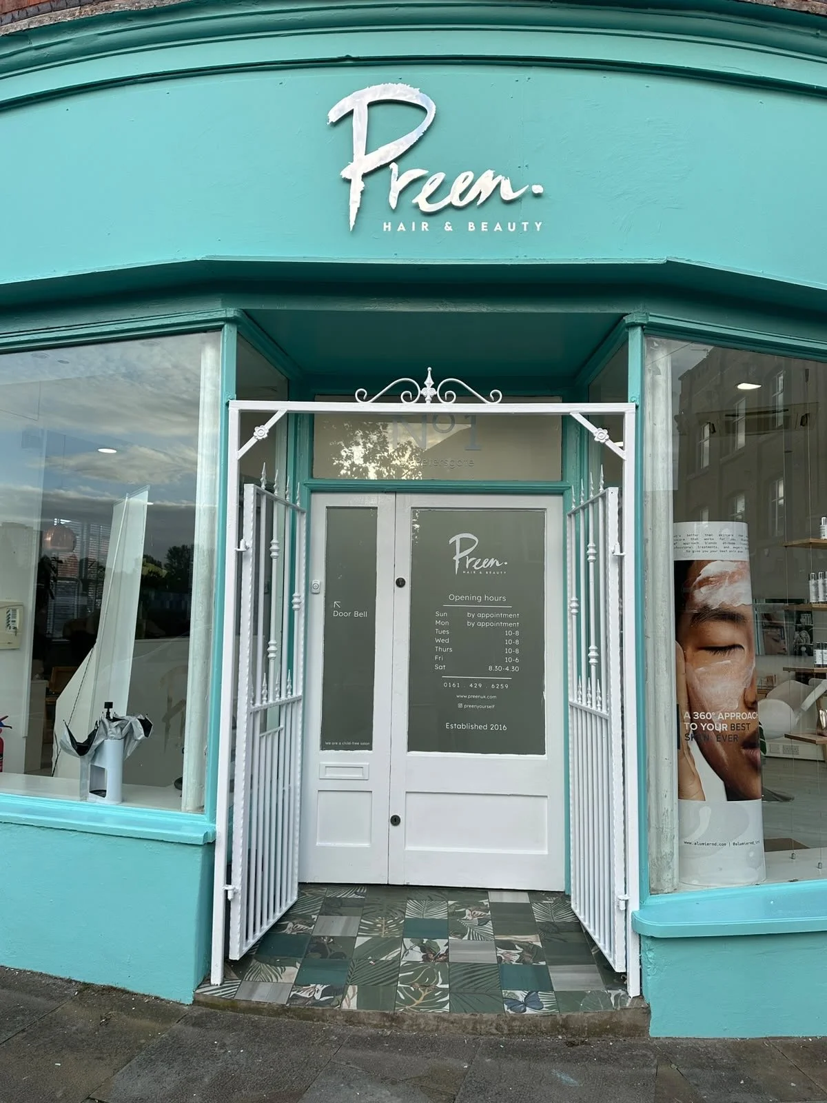 We had the absolute pleasure on working on the revamp and rebrand @preenyourself a few weeks ago and how amazing does this look? 
A clean look with chrome mirror finishes! Wow 🤩 

#manchesterbusiness #stockportbusiness #beautysalon #signs